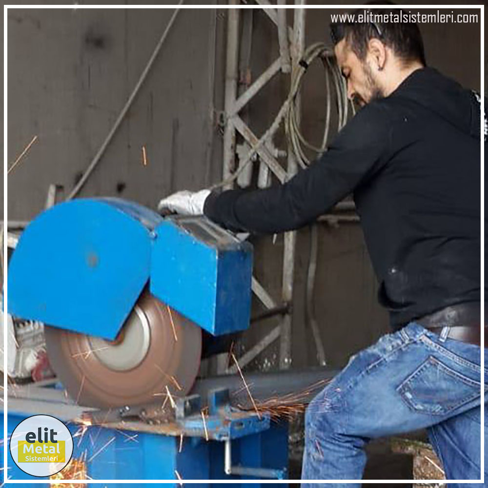 alüminyum çit sistemleri, alüminyum merdiven bariyeri, balkon alüminyum panel, paslanmaz alüminyum güvenlik, dayanıklı alüminyum korkuluk profili, cam panel balkon korkuluğu, temperli cam merdiven paneli, şeffaf cam güvenlik bariyeri, paslanmaz cam bağlantı elemanları, dekoratif cam panel çözümleri, ferforje balkon bariyeri, el işçiliği ferforje panel, özel tasarım ferforje güvenlik, ferforje dış alan koruma, dayanıklı ferforje çit, lazer kesim metal panel, desenli lazer kesim korkuluk, lazer teknoloji ile üretilmiş korkuluk, özel motifli lazer panel, dekoratif lazer metal bariyer, galvaniz mesh panel çit, sanayi tipi mesh güvenlik, tel örgü panel uygulaması, otopark güvenlik paneli, balkon tel panel çözümü, pleksi merdiven paneli, şeffaf pleksi bariyer, dayanıklı pleksi korkuluk, iç mekân pleksi uygulaması, alüminyum duvar tutamaç, merdiven alüminyum tutamak, dayanıklı duvar destek aparatı, motorlu otomatik tente sistemi, açılır kapanır pergole uygulaması, uzaktan kumandalı pergole, motorlu kepenk sistemi, güvenlikli otomatik kepenk, alüminyum çerçeveli kış bahçesi, camlı teras kış bahçesi, kompozit panel dış cephe, alüminyum kaplamalı kompozit panel