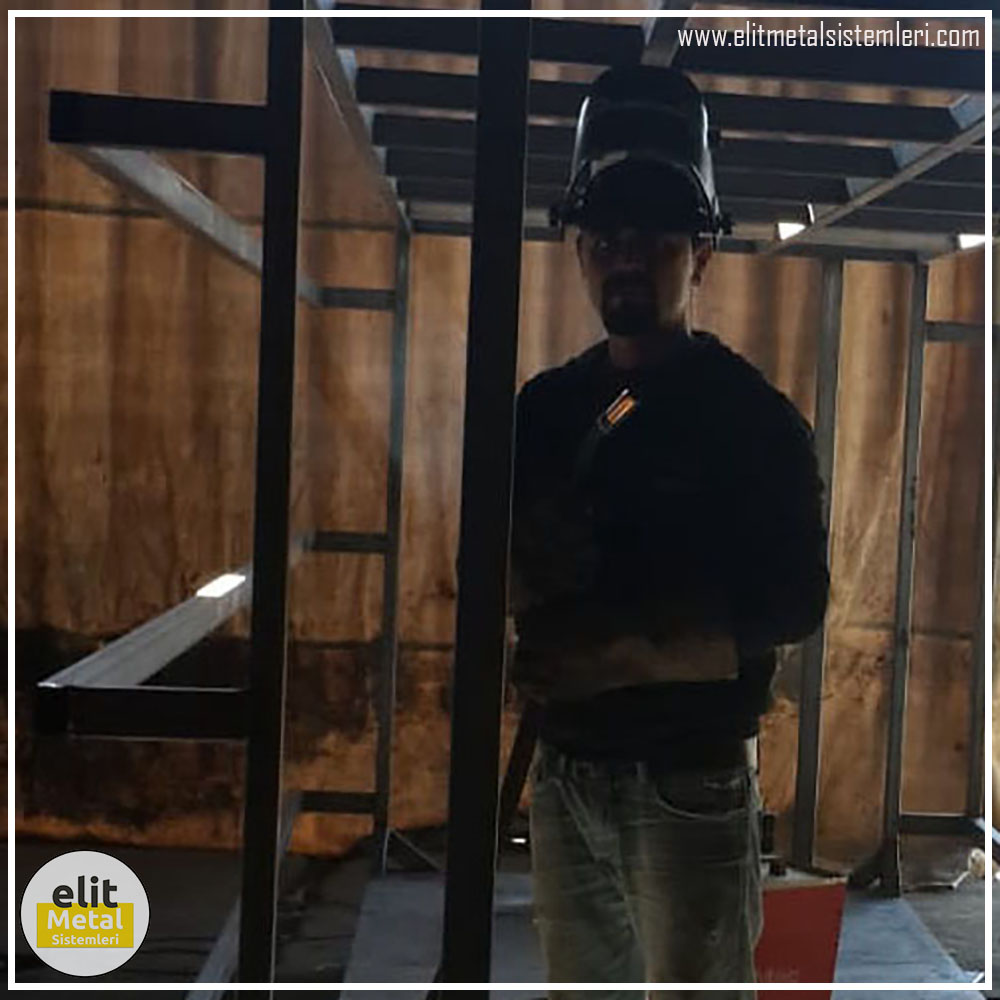 alüminyum çit sistemleri, alüminyum merdiven bariyeri, balkon alüminyum panel, paslanmaz alüminyum güvenlik, dayanıklı alüminyum korkuluk profili, cam panel balkon korkuluğu, temperli cam merdiven paneli, şeffaf cam güvenlik bariyeri, paslanmaz cam bağlantı elemanları, dekoratif cam panel çözümleri, ferforje balkon bariyeri, el işçiliği ferforje panel, özel tasarım ferforje güvenlik, ferforje dış alan koruma, dayanıklı ferforje çit, lazer kesim metal panel, desenli lazer kesim korkuluk, lazer teknoloji ile üretilmiş korkuluk, özel motifli lazer panel, dekoratif lazer metal bariyer, galvaniz mesh panel çit, sanayi tipi mesh güvenlik, tel örgü panel uygulaması, otopark güvenlik paneli, balkon tel panel çözümü, pleksi merdiven paneli, şeffaf pleksi bariyer, dayanıklı pleksi korkuluk, iç mekân pleksi uygulaması, alüminyum duvar tutamaç, merdiven alüminyum tutamak, dayanıklı duvar destek aparatı, motorlu otomatik tente sistemi, açılır kapanır pergole uygulaması, uzaktan kumandalı pergole, motorlu kepenk sistemi, güvenlikli otomatik kepenk, alüminyum çerçeveli kış bahçesi, camlı teras kış bahçesi, kompozit panel dış cephe, alüminyum kaplamalı kompozit panel