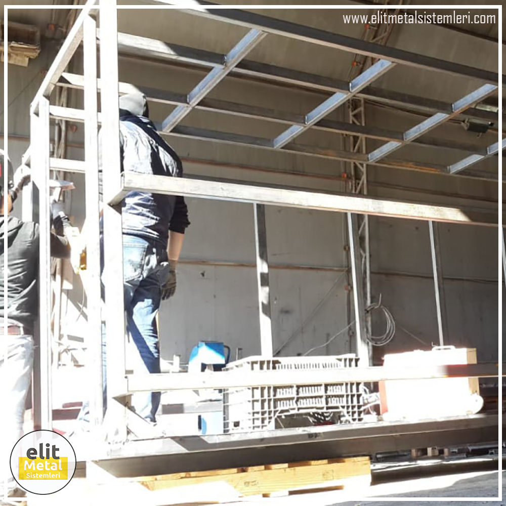 alüminyum çit sistemleri, alüminyum merdiven bariyeri, balkon alüminyum panel, paslanmaz alüminyum güvenlik, dayanıklı alüminyum korkuluk profili, cam panel balkon korkuluğu, temperli cam merdiven paneli, şeffaf cam güvenlik bariyeri, paslanmaz cam bağlantı elemanları, dekoratif cam panel çözümleri, ferforje balkon bariyeri, el işçiliği ferforje panel, özel tasarım ferforje güvenlik, ferforje dış alan koruma, dayanıklı ferforje çit, lazer kesim metal panel, desenli lazer kesim korkuluk, lazer teknoloji ile üretilmiş korkuluk, özel motifli lazer panel, dekoratif lazer metal bariyer, galvaniz mesh panel çit, sanayi tipi mesh güvenlik, tel örgü panel uygulaması, otopark güvenlik paneli, balkon tel panel çözümü, pleksi merdiven paneli, şeffaf pleksi bariyer, dayanıklı pleksi korkuluk, iç mekân pleksi uygulaması, alüminyum duvar tutamaç, merdiven alüminyum tutamak, dayanıklı duvar destek aparatı, motorlu otomatik tente sistemi, açılır kapanır pergole uygulaması, uzaktan kumandalı pergole, motorlu kepenk sistemi, güvenlikli otomatik kepenk, alüminyum çerçeveli kış bahçesi, camlı teras kış bahçesi, kompozit panel dış cephe, alüminyum kaplamalı kompozit panel