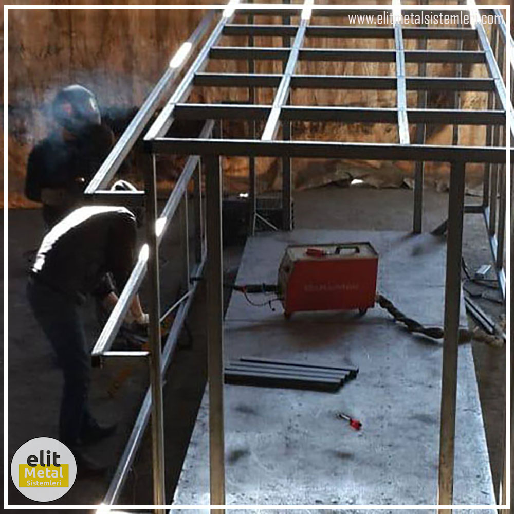 alüminyum çit sistemleri, alüminyum merdiven bariyeri, balkon alüminyum panel, paslanmaz alüminyum güvenlik, dayanıklı alüminyum korkuluk profili, cam panel balkon korkuluğu, temperli cam merdiven paneli, şeffaf cam güvenlik bariyeri, paslanmaz cam bağlantı elemanları, dekoratif cam panel çözümleri, ferforje balkon bariyeri, el işçiliği ferforje panel, özel tasarım ferforje güvenlik, ferforje dış alan koruma, dayanıklı ferforje çit, lazer kesim metal panel, desenli lazer kesim korkuluk, lazer teknoloji ile üretilmiş korkuluk, özel motifli lazer panel, dekoratif lazer metal bariyer, galvaniz mesh panel çit, sanayi tipi mesh güvenlik, tel örgü panel uygulaması, otopark güvenlik paneli, balkon tel panel çözümü, pleksi merdiven paneli, şeffaf pleksi bariyer, dayanıklı pleksi korkuluk, iç mekân pleksi uygulaması, alüminyum duvar tutamaç, merdiven alüminyum tutamak, dayanıklı duvar destek aparatı, motorlu otomatik tente sistemi, açılır kapanır pergole uygulaması, uzaktan kumandalı pergole, motorlu kepenk sistemi, güvenlikli otomatik kepenk, alüminyum çerçeveli kış bahçesi, camlı teras kış bahçesi, kompozit panel dış cephe, alüminyum kaplamalı kompozit panel