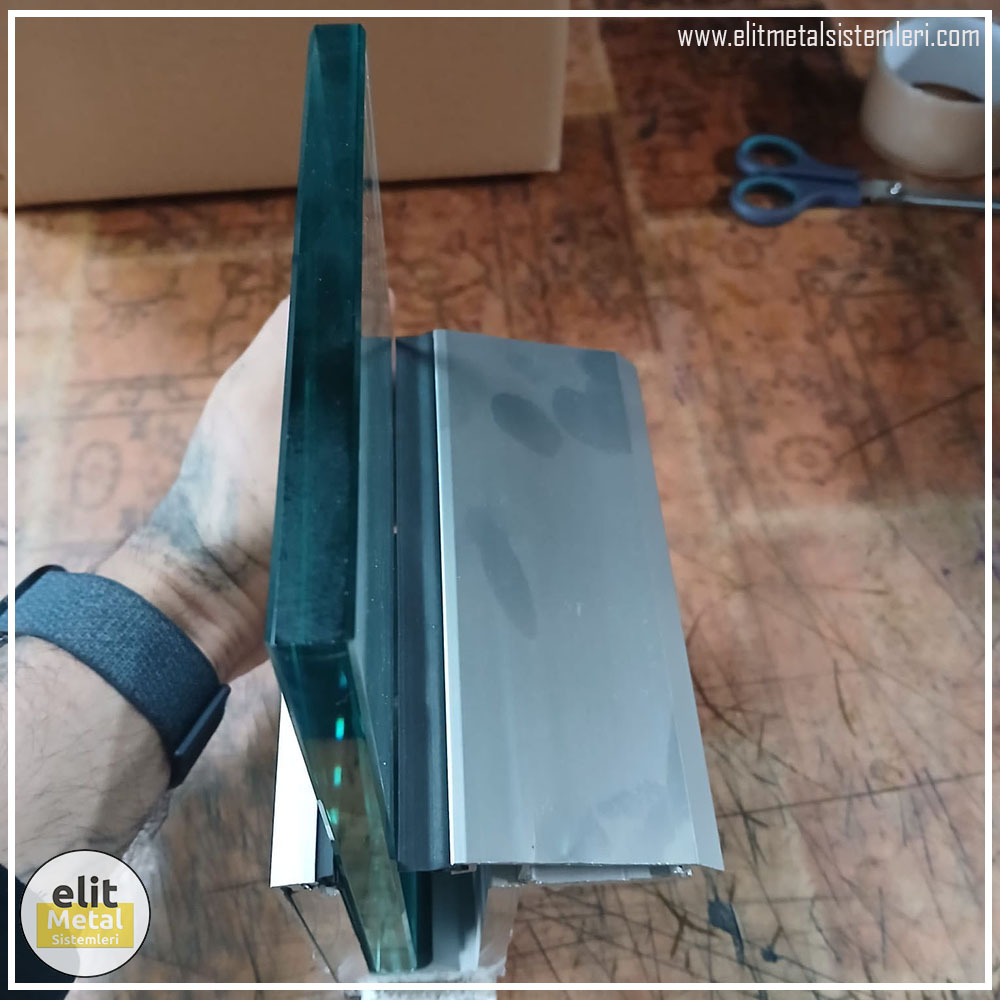 alüminyum çit sistemleri, alüminyum merdiven bariyeri, balkon alüminyum panel, paslanmaz alüminyum güvenlik, dayanıklı alüminyum korkuluk profili, cam panel balkon korkuluğu, temperli cam merdiven paneli, şeffaf cam güvenlik bariyeri, paslanmaz cam bağlantı elemanları, dekoratif cam panel çözümleri, ferforje balkon bariyeri, el işçiliği ferforje panel, özel tasarım ferforje güvenlik, ferforje dış alan koruma, dayanıklı ferforje çit, lazer kesim metal panel, desenli lazer kesim korkuluk, lazer teknoloji ile üretilmiş korkuluk, özel motifli lazer panel, dekoratif lazer metal bariyer, galvaniz mesh panel çit, sanayi tipi mesh güvenlik, tel örgü panel uygulaması, otopark güvenlik paneli, balkon tel panel çözümü, pleksi merdiven paneli, şeffaf pleksi bariyer, dayanıklı pleksi korkuluk, iç mekân pleksi uygulaması, alüminyum duvar tutamaç, merdiven alüminyum tutamak, dayanıklı duvar destek aparatı, motorlu otomatik tente sistemi, açılır kapanır pergole uygulaması, uzaktan kumandalı pergole, motorlu kepenk sistemi, güvenlikli otomatik kepenk, alüminyum çerçeveli kış bahçesi, camlı teras kış bahçesi, kompozit panel dış cephe, alüminyum kaplamalı kompozit panel