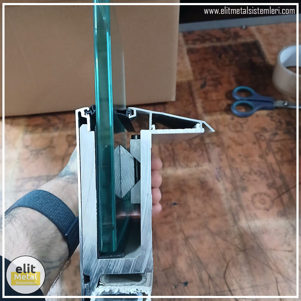 alüminyum çit sistemleri, alüminyum merdiven bariyeri, balkon alüminyum panel, paslanmaz alüminyum güvenlik, dayanıklı alüminyum korkuluk profili, cam panel balkon korkuluğu, temperli cam merdiven paneli, şeffaf cam güvenlik bariyeri, paslanmaz cam bağlantı elemanları, dekoratif cam panel çözümleri, ferforje balkon bariyeri, el işçiliği ferforje panel, özel tasarım ferforje güvenlik, ferforje dış alan koruma, dayanıklı ferforje çit, lazer kesim metal panel, desenli lazer kesim korkuluk, lazer teknoloji ile üretilmiş korkuluk, özel motifli lazer panel, dekoratif lazer metal bariyer, galvaniz mesh panel çit, sanayi tipi mesh güvenlik, tel örgü panel uygulaması, otopark güvenlik paneli, balkon tel panel çözümü, pleksi merdiven paneli, şeffaf pleksi bariyer, dayanıklı pleksi korkuluk, iç mekân pleksi uygulaması, alüminyum duvar tutamaç, merdiven alüminyum tutamak, dayanıklı duvar destek aparatı, motorlu otomatik tente sistemi, açılır kapanır pergole uygulaması, uzaktan kumandalı pergole, motorlu kepenk sistemi, güvenlikli otomatik kepenk, alüminyum çerçeveli kış bahçesi, camlı teras kış bahçesi, kompozit panel dış cephe, alüminyum kaplamalı kompozit panel