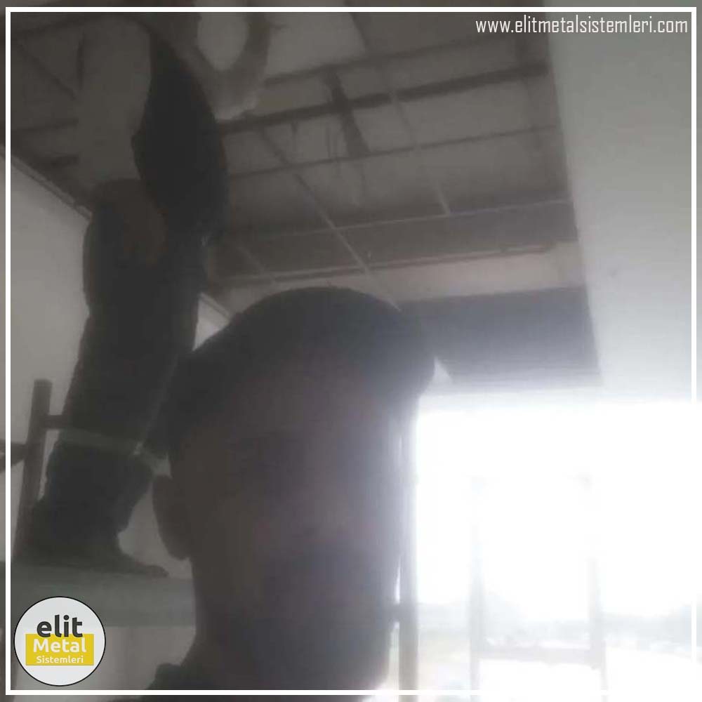 alüminyum çit sistemleri, alüminyum merdiven bariyeri, balkon alüminyum panel, paslanmaz alüminyum güvenlik, dayanıklı alüminyum korkuluk profili, cam panel balkon korkuluğu, temperli cam merdiven paneli, şeffaf cam güvenlik bariyeri, paslanmaz cam bağlantı elemanları, dekoratif cam panel çözümleri, ferforje balkon bariyeri, el işçiliği ferforje panel, özel tasarım ferforje güvenlik, ferforje dış alan koruma, dayanıklı ferforje çit, lazer kesim metal panel, desenli lazer kesim korkuluk, lazer teknoloji ile üretilmiş korkuluk, özel motifli lazer panel, dekoratif lazer metal bariyer, galvaniz mesh panel çit, sanayi tipi mesh güvenlik, tel örgü panel uygulaması, otopark güvenlik paneli, balkon tel panel çözümü, pleksi merdiven paneli, şeffaf pleksi bariyer, dayanıklı pleksi korkuluk, iç mekân pleksi uygulaması, alüminyum duvar tutamaç, merdiven alüminyum tutamak, dayanıklı duvar destek aparatı, motorlu otomatik tente sistemi, açılır kapanır pergole uygulaması, uzaktan kumandalı pergole, motorlu kepenk sistemi, güvenlikli otomatik kepenk, alüminyum çerçeveli kış bahçesi, camlı teras kış bahçesi, kompozit panel dış cephe, alüminyum kaplamalı kompozit panel