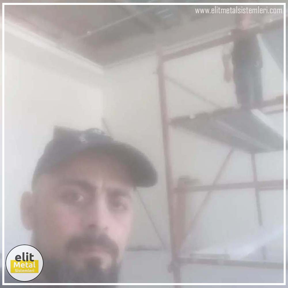 alüminyum çit sistemleri, alüminyum merdiven bariyeri, balkon alüminyum panel, paslanmaz alüminyum güvenlik, dayanıklı alüminyum korkuluk profili, cam panel balkon korkuluğu, temperli cam merdiven paneli, şeffaf cam güvenlik bariyeri, paslanmaz cam bağlantı elemanları, dekoratif cam panel çözümleri, ferforje balkon bariyeri, el işçiliği ferforje panel, özel tasarım ferforje güvenlik, ferforje dış alan koruma, dayanıklı ferforje çit, lazer kesim metal panel, desenli lazer kesim korkuluk, lazer teknoloji ile üretilmiş korkuluk, özel motifli lazer panel, dekoratif lazer metal bariyer, galvaniz mesh panel çit, sanayi tipi mesh güvenlik, tel örgü panel uygulaması, otopark güvenlik paneli, balkon tel panel çözümü, pleksi merdiven paneli, şeffaf pleksi bariyer, dayanıklı pleksi korkuluk, iç mekân pleksi uygulaması, alüminyum duvar tutamaç, merdiven alüminyum tutamak, dayanıklı duvar destek aparatı, motorlu otomatik tente sistemi, açılır kapanır pergole uygulaması, uzaktan kumandalı pergole, motorlu kepenk sistemi, güvenlikli otomatik kepenk, alüminyum çerçeveli kış bahçesi, camlı teras kış bahçesi, kompozit panel dış cephe, alüminyum kaplamalı kompozit panel