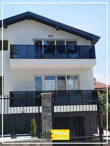 alüminyum çit sistemleri, alüminyum merdiven bariyeri, balkon alüminyum panel, paslanmaz alüminyum güvenlik, dayanıklı alüminyum korkuluk profili, cam panel balkon korkuluğu, temperli cam merdiven paneli, şeffaf cam güvenlik bariyeri, paslanmaz cam bağlantı elemanları, dekoratif cam panel çözümleri, ferforje balkon bariyeri, el işçiliği ferforje panel, özel tasarım ferforje güvenlik, ferforje dış alan koruma, dayanıklı ferforje çit, lazer kesim metal panel, desenli lazer kesim korkuluk, lazer teknoloji ile üretilmiş korkuluk, özel motifli lazer panel, dekoratif lazer metal bariyer, galvaniz mesh panel çit, sanayi tipi mesh güvenlik, tel örgü panel uygulaması, otopark güvenlik paneli, balkon tel panel çözümü, pleksi merdiven paneli, şeffaf pleksi bariyer, dayanıklı pleksi korkuluk, iç mekân pleksi uygulaması, alüminyum duvar tutamaç, merdiven alüminyum tutamak, dayanıklı duvar destek aparatı, motorlu otomatik tente sistemi, açılır kapanır pergole uygulaması, uzaktan kumandalı pergole, motorlu kepenk sistemi, güvenlikli otomatik kepenk, alüminyum çerçeveli kış bahçesi, camlı teras kış bahçesi, kompozit panel dış cephe, alüminyum kaplamalı kompozit panel