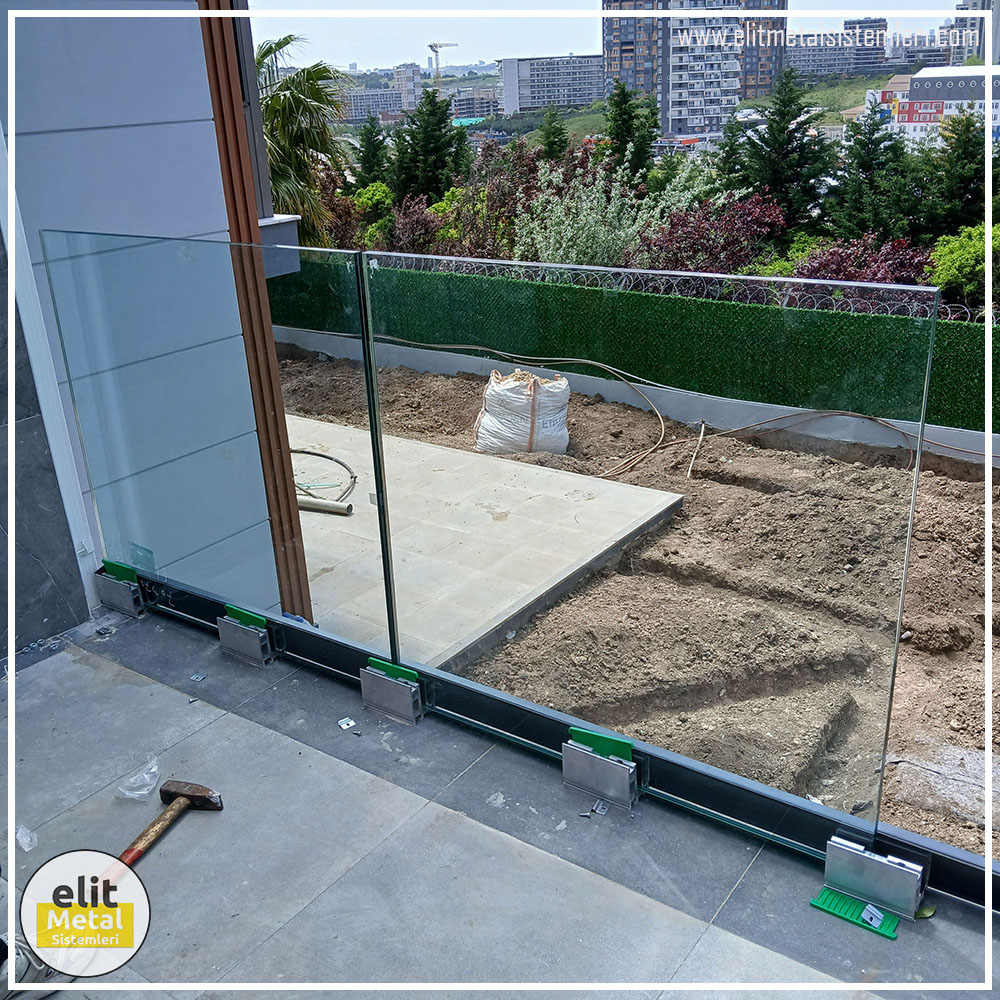 alüminyum çit sistemleri, alüminyum merdiven bariyeri, balkon alüminyum panel, paslanmaz alüminyum güvenlik, dayanıklı alüminyum korkuluk profili, cam panel balkon korkuluğu, temperli cam merdiven paneli, şeffaf cam güvenlik bariyeri, paslanmaz cam bağlantı elemanları, dekoratif cam panel çözümleri, ferforje balkon bariyeri, el işçiliği ferforje panel, özel tasarım ferforje güvenlik, ferforje dış alan koruma, dayanıklı ferforje çit, lazer kesim metal panel, desenli lazer kesim korkuluk, lazer teknoloji ile üretilmiş korkuluk, özel motifli lazer panel, dekoratif lazer metal bariyer, galvaniz mesh panel çit, sanayi tipi mesh güvenlik, tel örgü panel uygulaması, otopark güvenlik paneli, balkon tel panel çözümü, pleksi merdiven paneli, şeffaf pleksi bariyer, dayanıklı pleksi korkuluk, iç mekân pleksi uygulaması, alüminyum duvar tutamaç, merdiven alüminyum tutamak, dayanıklı duvar destek aparatı, motorlu otomatik tente sistemi, açılır kapanır pergole uygulaması, uzaktan kumandalı pergole, motorlu kepenk sistemi, güvenlikli otomatik kepenk, alüminyum çerçeveli kış bahçesi, camlı teras kış bahçesi, kompozit panel dış cephe, alüminyum kaplamalı kompozit panel
