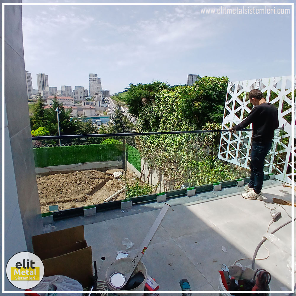 alüminyum çit sistemleri, alüminyum merdiven bariyeri, balkon alüminyum panel, paslanmaz alüminyum güvenlik, dayanıklı alüminyum korkuluk profili, cam panel balkon korkuluğu, temperli cam merdiven paneli, şeffaf cam güvenlik bariyeri, paslanmaz cam bağlantı elemanları, dekoratif cam panel çözümleri, ferforje balkon bariyeri, el işçiliği ferforje panel, özel tasarım ferforje güvenlik, ferforje dış alan koruma, dayanıklı ferforje çit, lazer kesim metal panel, desenli lazer kesim korkuluk, lazer teknoloji ile üretilmiş korkuluk, özel motifli lazer panel, dekoratif lazer metal bariyer, galvaniz mesh panel çit, sanayi tipi mesh güvenlik, tel örgü panel uygulaması, otopark güvenlik paneli, balkon tel panel çözümü, pleksi merdiven paneli, şeffaf pleksi bariyer, dayanıklı pleksi korkuluk, iç mekân pleksi uygulaması, alüminyum duvar tutamaç, merdiven alüminyum tutamak, dayanıklı duvar destek aparatı, motorlu otomatik tente sistemi, açılır kapanır pergole uygulaması, uzaktan kumandalı pergole, motorlu kepenk sistemi, güvenlikli otomatik kepenk, alüminyum çerçeveli kış bahçesi, camlı teras kış bahçesi, kompozit panel dış cephe, alüminyum kaplamalı kompozit panel