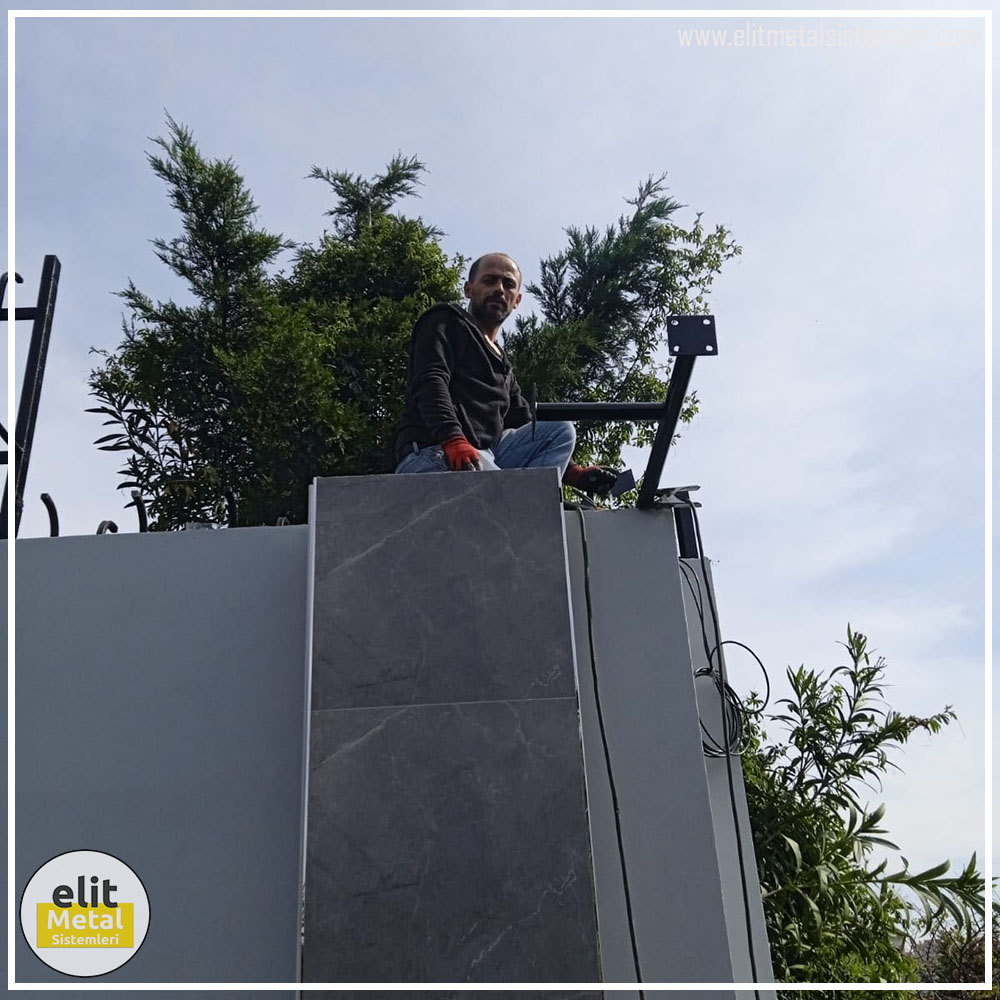 alüminyum çit sistemleri, alüminyum merdiven bariyeri, balkon alüminyum panel, paslanmaz alüminyum güvenlik, dayanıklı alüminyum korkuluk profili, cam panel balkon korkuluğu, temperli cam merdiven paneli, şeffaf cam güvenlik bariyeri, paslanmaz cam bağlantı elemanları, dekoratif cam panel çözümleri, ferforje balkon bariyeri, el işçiliği ferforje panel, özel tasarım ferforje güvenlik, ferforje dış alan koruma, dayanıklı ferforje çit, lazer kesim metal panel, desenli lazer kesim korkuluk, lazer teknoloji ile üretilmiş korkuluk, özel motifli lazer panel, dekoratif lazer metal bariyer, galvaniz mesh panel çit, sanayi tipi mesh güvenlik, tel örgü panel uygulaması, otopark güvenlik paneli, balkon tel panel çözümü, pleksi merdiven paneli, şeffaf pleksi bariyer, dayanıklı pleksi korkuluk, iç mekân pleksi uygulaması, alüminyum duvar tutamaç, merdiven alüminyum tutamak, dayanıklı duvar destek aparatı, motorlu otomatik tente sistemi, açılır kapanır pergole uygulaması, uzaktan kumandalı pergole, motorlu kepenk sistemi, güvenlikli otomatik kepenk, alüminyum çerçeveli kış bahçesi, camlı teras kış bahçesi, kompozit panel dış cephe, alüminyum kaplamalı kompozit panel