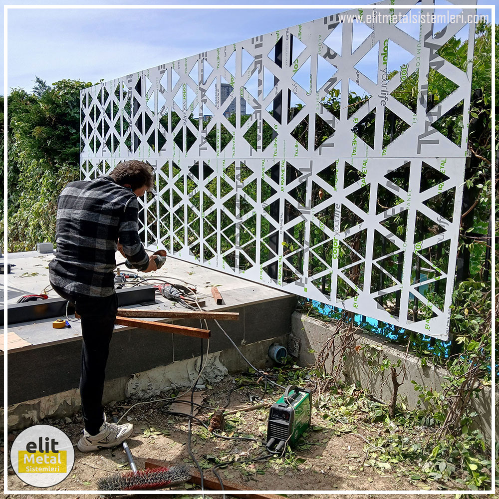 alüminyum çit sistemleri, alüminyum merdiven bariyeri, balkon alüminyum panel, paslanmaz alüminyum güvenlik, dayanıklı alüminyum korkuluk profili, cam panel balkon korkuluğu, temperli cam merdiven paneli, şeffaf cam güvenlik bariyeri, paslanmaz cam bağlantı elemanları, dekoratif cam panel çözümleri, ferforje balkon bariyeri, el işçiliği ferforje panel, özel tasarım ferforje güvenlik, ferforje dış alan koruma, dayanıklı ferforje çit, lazer kesim metal panel, desenli lazer kesim korkuluk, lazer teknoloji ile üretilmiş korkuluk, özel motifli lazer panel, dekoratif lazer metal bariyer, galvaniz mesh panel çit, sanayi tipi mesh güvenlik, tel örgü panel uygulaması, otopark güvenlik paneli, balkon tel panel çözümü, pleksi merdiven paneli, şeffaf pleksi bariyer, dayanıklı pleksi korkuluk, iç mekân pleksi uygulaması, alüminyum duvar tutamaç, merdiven alüminyum tutamak, dayanıklı duvar destek aparatı, motorlu otomatik tente sistemi, açılır kapanır pergole uygulaması, uzaktan kumandalı pergole, motorlu kepenk sistemi, güvenlikli otomatik kepenk, alüminyum çerçeveli kış bahçesi, camlı teras kış bahçesi, kompozit panel dış cephe, alüminyum kaplamalı kompozit panel