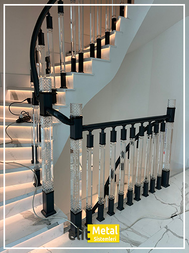 alüminyum çit sistemleri, alüminyum merdiven bariyeri, balkon alüminyum panel, paslanmaz alüminyum güvenlik, dayanıklı alüminyum korkuluk profili, cam panel balkon korkuluğu, temperli cam merdiven paneli, şeffaf cam güvenlik bariyeri, paslanmaz cam bağlantı elemanları, dekoratif cam panel çözümleri, ferforje balkon bariyeri, el işçiliği ferforje panel, özel tasarım ferforje güvenlik, ferforje dış alan koruma, dayanıklı ferforje çit, lazer kesim metal panel, desenli lazer kesim korkuluk, lazer teknoloji ile üretilmiş korkuluk, özel motifli lazer panel, dekoratif lazer metal bariyer, galvaniz mesh panel çit, sanayi tipi mesh güvenlik, tel örgü panel uygulaması, otopark güvenlik paneli, balkon tel panel çözümü, pleksi merdiven paneli, şeffaf pleksi bariyer, dayanıklı pleksi korkuluk, iç mekân pleksi uygulaması, alüminyum duvar tutamaç, merdiven alüminyum tutamak, dayanıklı duvar destek aparatı, motorlu otomatik tente sistemi, açılır kapanır pergole uygulaması, uzaktan kumandalı pergole, motorlu kepenk sistemi, güvenlikli otomatik kepenk, alüminyum çerçeveli kış bahçesi, camlı teras kış bahçesi, kompozit panel dış cephe, alüminyum kaplamalı kompozit panel