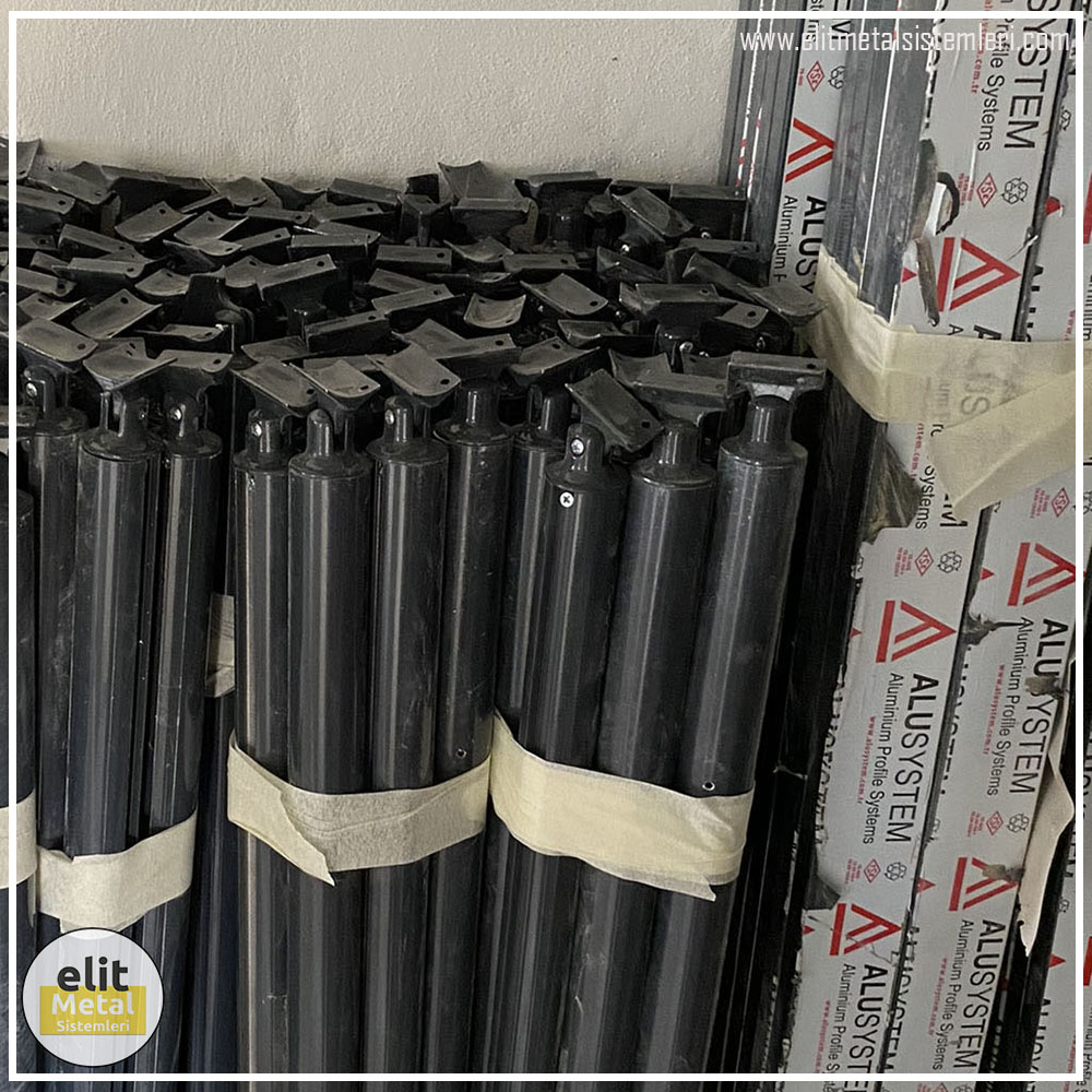 alüminyum çit sistemleri, alüminyum merdiven bariyeri, balkon alüminyum panel, paslanmaz alüminyum güvenlik, dayanıklı alüminyum korkuluk profili, cam panel balkon korkuluğu, temperli cam merdiven paneli, şeffaf cam güvenlik bariyeri, paslanmaz cam bağlantı elemanları, dekoratif cam panel çözümleri, ferforje balkon bariyeri, el işçiliği ferforje panel, özel tasarım ferforje güvenlik, ferforje dış alan koruma, dayanıklı ferforje çit, lazer kesim metal panel, desenli lazer kesim korkuluk, lazer teknoloji ile üretilmiş korkuluk, özel motifli lazer panel, dekoratif lazer metal bariyer, galvaniz mesh panel çit, sanayi tipi mesh güvenlik, tel örgü panel uygulaması, otopark güvenlik paneli, balkon tel panel çözümü, pleksi merdiven paneli, şeffaf pleksi bariyer, dayanıklı pleksi korkuluk, iç mekân pleksi uygulaması, alüminyum duvar tutamaç, merdiven alüminyum tutamak, dayanıklı duvar destek aparatı, motorlu otomatik tente sistemi, açılır kapanır pergole uygulaması, uzaktan kumandalı pergole, motorlu kepenk sistemi, güvenlikli otomatik kepenk, alüminyum çerçeveli kış bahçesi, camlı teras kış bahçesi, kompozit panel dış cephe, alüminyum kaplamalı kompozit panel