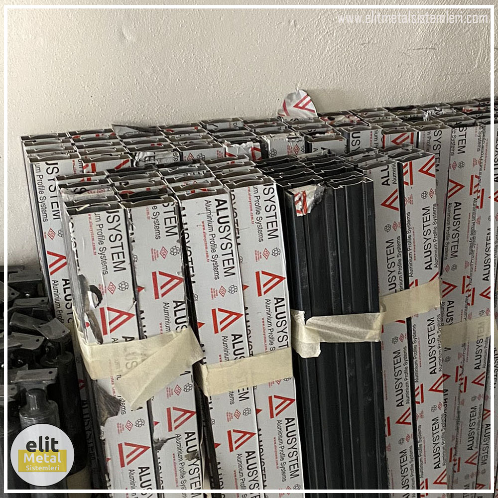 alüminyum çit sistemleri, alüminyum merdiven bariyeri, balkon alüminyum panel, paslanmaz alüminyum güvenlik, dayanıklı alüminyum korkuluk profili, cam panel balkon korkuluğu, temperli cam merdiven paneli, şeffaf cam güvenlik bariyeri, paslanmaz cam bağlantı elemanları, dekoratif cam panel çözümleri, ferforje balkon bariyeri, el işçiliği ferforje panel, özel tasarım ferforje güvenlik, ferforje dış alan koruma, dayanıklı ferforje çit, lazer kesim metal panel, desenli lazer kesim korkuluk, lazer teknoloji ile üretilmiş korkuluk, özel motifli lazer panel, dekoratif lazer metal bariyer, galvaniz mesh panel çit, sanayi tipi mesh güvenlik, tel örgü panel uygulaması, otopark güvenlik paneli, balkon tel panel çözümü, pleksi merdiven paneli, şeffaf pleksi bariyer, dayanıklı pleksi korkuluk, iç mekân pleksi uygulaması, alüminyum duvar tutamaç, merdiven alüminyum tutamak, dayanıklı duvar destek aparatı, motorlu otomatik tente sistemi, açılır kapanır pergole uygulaması, uzaktan kumandalı pergole, motorlu kepenk sistemi, güvenlikli otomatik kepenk, alüminyum çerçeveli kış bahçesi, camlı teras kış bahçesi, kompozit panel dış cephe, alüminyum kaplamalı kompozit panel