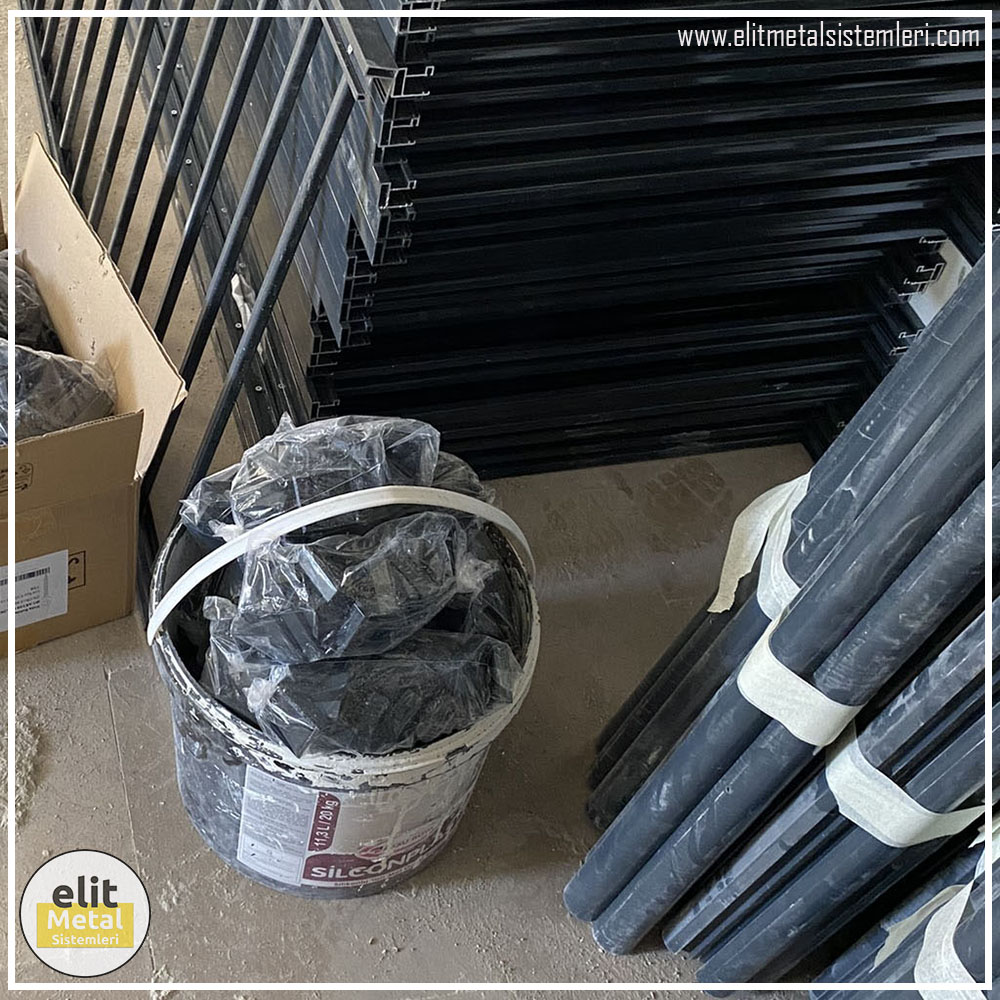 alüminyum çit sistemleri, alüminyum merdiven bariyeri, balkon alüminyum panel, paslanmaz alüminyum güvenlik, dayanıklı alüminyum korkuluk profili, cam panel balkon korkuluğu, temperli cam merdiven paneli, şeffaf cam güvenlik bariyeri, paslanmaz cam bağlantı elemanları, dekoratif cam panel çözümleri, ferforje balkon bariyeri, el işçiliği ferforje panel, özel tasarım ferforje güvenlik, ferforje dış alan koruma, dayanıklı ferforje çit, lazer kesim metal panel, desenli lazer kesim korkuluk, lazer teknoloji ile üretilmiş korkuluk, özel motifli lazer panel, dekoratif lazer metal bariyer, galvaniz mesh panel çit, sanayi tipi mesh güvenlik, tel örgü panel uygulaması, otopark güvenlik paneli, balkon tel panel çözümü, pleksi merdiven paneli, şeffaf pleksi bariyer, dayanıklı pleksi korkuluk, iç mekân pleksi uygulaması, alüminyum duvar tutamaç, merdiven alüminyum tutamak, dayanıklı duvar destek aparatı, motorlu otomatik tente sistemi, açılır kapanır pergole uygulaması, uzaktan kumandalı pergole, motorlu kepenk sistemi, güvenlikli otomatik kepenk, alüminyum çerçeveli kış bahçesi, camlı teras kış bahçesi, kompozit panel dış cephe, alüminyum kaplamalı kompozit panel