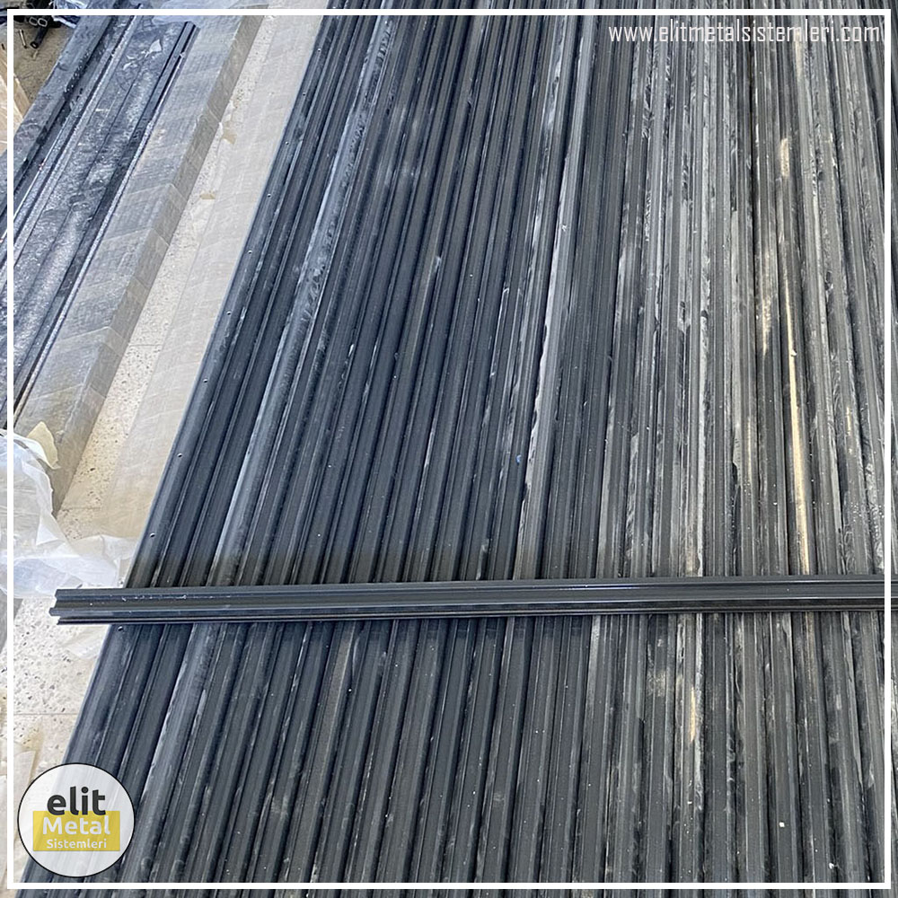 alüminyum çit sistemleri, alüminyum merdiven bariyeri, balkon alüminyum panel, paslanmaz alüminyum güvenlik, dayanıklı alüminyum korkuluk profili, cam panel balkon korkuluğu, temperli cam merdiven paneli, şeffaf cam güvenlik bariyeri, paslanmaz cam bağlantı elemanları, dekoratif cam panel çözümleri, ferforje balkon bariyeri, el işçiliği ferforje panel, özel tasarım ferforje güvenlik, ferforje dış alan koruma, dayanıklı ferforje çit, lazer kesim metal panel, desenli lazer kesim korkuluk, lazer teknoloji ile üretilmiş korkuluk, özel motifli lazer panel, dekoratif lazer metal bariyer, galvaniz mesh panel çit, sanayi tipi mesh güvenlik, tel örgü panel uygulaması, otopark güvenlik paneli, balkon tel panel çözümü, pleksi merdiven paneli, şeffaf pleksi bariyer, dayanıklı pleksi korkuluk, iç mekân pleksi uygulaması, alüminyum duvar tutamaç, merdiven alüminyum tutamak, dayanıklı duvar destek aparatı, motorlu otomatik tente sistemi, açılır kapanır pergole uygulaması, uzaktan kumandalı pergole, motorlu kepenk sistemi, güvenlikli otomatik kepenk, alüminyum çerçeveli kış bahçesi, camlı teras kış bahçesi, kompozit panel dış cephe, alüminyum kaplamalı kompozit panel