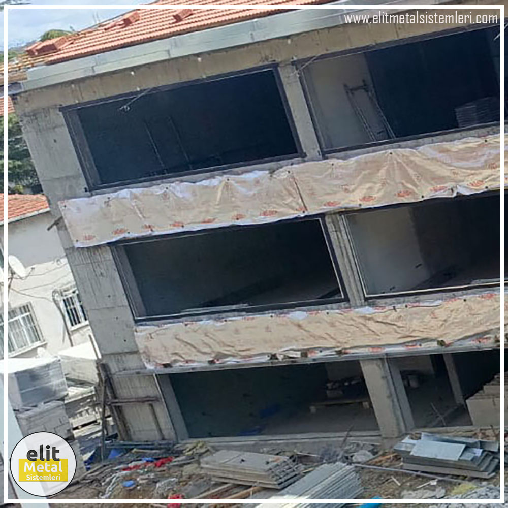 alüminyum çit sistemleri, alüminyum merdiven bariyeri, balkon alüminyum panel, paslanmaz alüminyum güvenlik, dayanıklı alüminyum korkuluk profili, cam panel balkon korkuluğu, temperli cam merdiven paneli, şeffaf cam güvenlik bariyeri, paslanmaz cam bağlantı elemanları, dekoratif cam panel çözümleri, ferforje balkon bariyeri, el işçiliği ferforje panel, özel tasarım ferforje güvenlik, ferforje dış alan koruma, dayanıklı ferforje çit, lazer kesim metal panel, desenli lazer kesim korkuluk, lazer teknoloji ile üretilmiş korkuluk, özel motifli lazer panel, dekoratif lazer metal bariyer, galvaniz mesh panel çit, sanayi tipi mesh güvenlik, tel örgü panel uygulaması, otopark güvenlik paneli, balkon tel panel çözümü, pleksi merdiven paneli, şeffaf pleksi bariyer, dayanıklı pleksi korkuluk, iç mekân pleksi uygulaması, alüminyum duvar tutamaç, merdiven alüminyum tutamak, dayanıklı duvar destek aparatı, motorlu otomatik tente sistemi, açılır kapanır pergole uygulaması, uzaktan kumandalı pergole, motorlu kepenk sistemi, güvenlikli otomatik kepenk, alüminyum çerçeveli kış bahçesi, camlı teras kış bahçesi, kompozit panel dış cephe, alüminyum kaplamalı kompozit panel