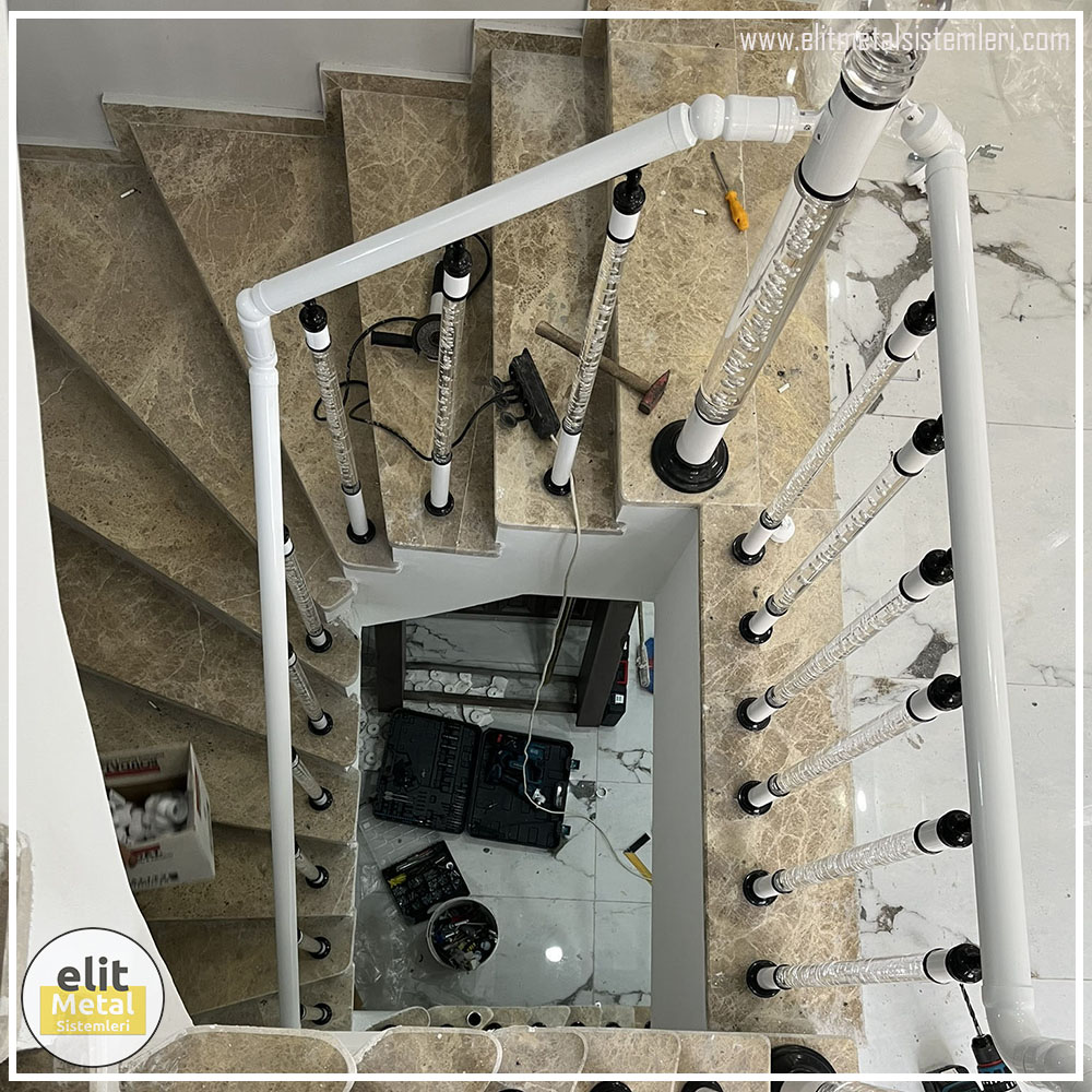 alüminyum çit sistemleri, alüminyum merdiven bariyeri, balkon alüminyum panel, paslanmaz alüminyum güvenlik, dayanıklı alüminyum korkuluk profili, cam panel balkon korkuluğu, temperli cam merdiven paneli, şeffaf cam güvenlik bariyeri, paslanmaz cam bağlantı elemanları, dekoratif cam panel çözümleri, ferforje balkon bariyeri, el işçiliği ferforje panel, özel tasarım ferforje güvenlik, ferforje dış alan koruma, dayanıklı ferforje çit, lazer kesim metal panel, desenli lazer kesim korkuluk, lazer teknoloji ile üretilmiş korkuluk, özel motifli lazer panel, dekoratif lazer metal bariyer, galvaniz mesh panel çit, sanayi tipi mesh güvenlik, tel örgü panel uygulaması, otopark güvenlik paneli, balkon tel panel çözümü, pleksi merdiven paneli, şeffaf pleksi bariyer, dayanıklı pleksi korkuluk, iç mekân pleksi uygulaması, alüminyum duvar tutamaç, merdiven alüminyum tutamak, dayanıklı duvar destek aparatı, motorlu otomatik tente sistemi, açılır kapanır pergole uygulaması, uzaktan kumandalı pergole, motorlu kepenk sistemi, güvenlikli otomatik kepenk, alüminyum çerçeveli kış bahçesi, camlı teras kış bahçesi, kompozit panel dış cephe, alüminyum kaplamalı kompozit panel