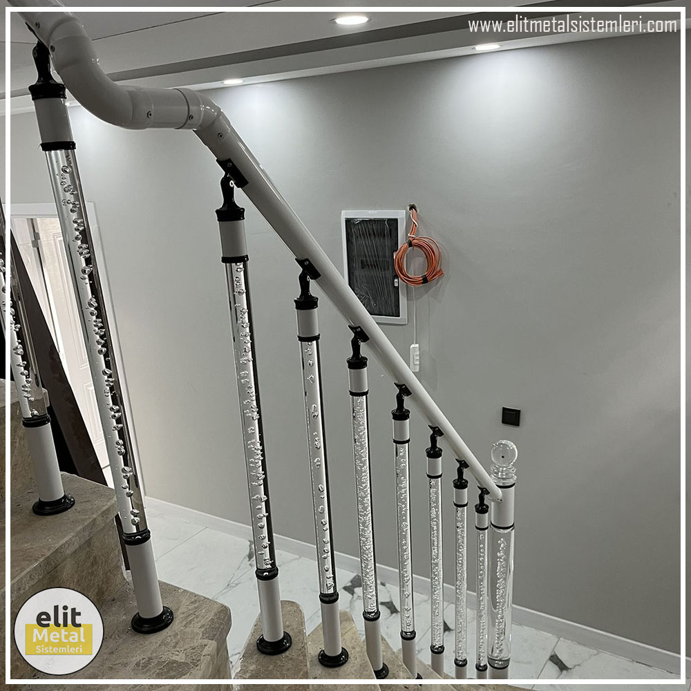 alüminyum çit sistemleri, alüminyum merdiven bariyeri, balkon alüminyum panel, paslanmaz alüminyum güvenlik, dayanıklı alüminyum korkuluk profili, cam panel balkon korkuluğu, temperli cam merdiven paneli, şeffaf cam güvenlik bariyeri, paslanmaz cam bağlantı elemanları, dekoratif cam panel çözümleri, ferforje balkon bariyeri, el işçiliği ferforje panel, özel tasarım ferforje güvenlik, ferforje dış alan koruma, dayanıklı ferforje çit, lazer kesim metal panel, desenli lazer kesim korkuluk, lazer teknoloji ile üretilmiş korkuluk, özel motifli lazer panel, dekoratif lazer metal bariyer, galvaniz mesh panel çit, sanayi tipi mesh güvenlik, tel örgü panel uygulaması, otopark güvenlik paneli, balkon tel panel çözümü, pleksi merdiven paneli, şeffaf pleksi bariyer, dayanıklı pleksi korkuluk, iç mekân pleksi uygulaması, alüminyum duvar tutamaç, merdiven alüminyum tutamak, dayanıklı duvar destek aparatı, motorlu otomatik tente sistemi, açılır kapanır pergole uygulaması, uzaktan kumandalı pergole, motorlu kepenk sistemi, güvenlikli otomatik kepenk, alüminyum çerçeveli kış bahçesi, camlı teras kış bahçesi, kompozit panel dış cephe, alüminyum kaplamalı kompozit panel