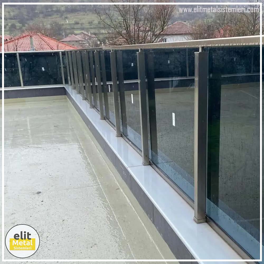 alüminyum çit sistemleri, alüminyum merdiven bariyeri, balkon alüminyum panel, paslanmaz alüminyum güvenlik, dayanıklı alüminyum korkuluk profili, cam panel balkon korkuluğu, temperli cam merdiven paneli, şeffaf cam güvenlik bariyeri, paslanmaz cam bağlantı elemanları, dekoratif cam panel çözümleri, ferforje balkon bariyeri, el işçiliği ferforje panel, özel tasarım ferforje güvenlik, ferforje dış alan koruma, dayanıklı ferforje çit, lazer kesim metal panel, desenli lazer kesim korkuluk, lazer teknoloji ile üretilmiş korkuluk, özel motifli lazer panel, dekoratif lazer metal bariyer, galvaniz mesh panel çit, sanayi tipi mesh güvenlik, tel örgü panel uygulaması, otopark güvenlik paneli, balkon tel panel çözümü, pleksi merdiven paneli, şeffaf pleksi bariyer, dayanıklı pleksi korkuluk, iç mekân pleksi uygulaması, alüminyum duvar tutamaç, merdiven alüminyum tutamak, dayanıklı duvar destek aparatı, motorlu otomatik tente sistemi, açılır kapanır pergole uygulaması, uzaktan kumandalı pergole, motorlu kepenk sistemi, güvenlikli otomatik kepenk, alüminyum çerçeveli kış bahçesi, camlı teras kış bahçesi, kompozit panel dış cephe, alüminyum kaplamalı kompozit panel
