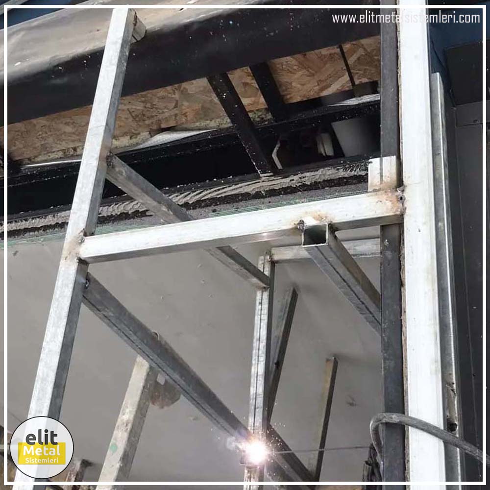 alüminyum çit sistemleri, alüminyum merdiven bariyeri, balkon alüminyum panel, paslanmaz alüminyum güvenlik, dayanıklı alüminyum korkuluk profili, cam panel balkon korkuluğu, temperli cam merdiven paneli, şeffaf cam güvenlik bariyeri, paslanmaz cam bağlantı elemanları, dekoratif cam panel çözümleri, ferforje balkon bariyeri, el işçiliği ferforje panel, özel tasarım ferforje güvenlik, ferforje dış alan koruma, dayanıklı ferforje çit, lazer kesim metal panel, desenli lazer kesim korkuluk, lazer teknoloji ile üretilmiş korkuluk, özel motifli lazer panel, dekoratif lazer metal bariyer, galvaniz mesh panel çit, sanayi tipi mesh güvenlik, tel örgü panel uygulaması, otopark güvenlik paneli, balkon tel panel çözümü, pleksi merdiven paneli, şeffaf pleksi bariyer, dayanıklı pleksi korkuluk, iç mekân pleksi uygulaması, alüminyum duvar tutamaç, merdiven alüminyum tutamak, dayanıklı duvar destek aparatı, motorlu otomatik tente sistemi, açılır kapanır pergole uygulaması, uzaktan kumandalı pergole, motorlu kepenk sistemi, güvenlikli otomatik kepenk, alüminyum çerçeveli kış bahçesi, camlı teras kış bahçesi, kompozit panel dış cephe, alüminyum kaplamalı kompozit panel