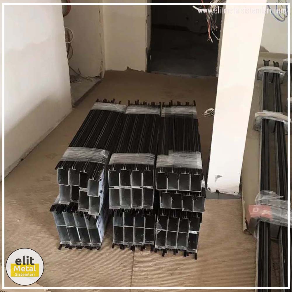 alüminyum çit sistemleri, alüminyum merdiven bariyeri, balkon alüminyum panel, paslanmaz alüminyum güvenlik, dayanıklı alüminyum korkuluk profili, cam panel balkon korkuluğu, temperli cam merdiven paneli, şeffaf cam güvenlik bariyeri, paslanmaz cam bağlantı elemanları, dekoratif cam panel çözümleri, ferforje balkon bariyeri, el işçiliği ferforje panel, özel tasarım ferforje güvenlik, ferforje dış alan koruma, dayanıklı ferforje çit, lazer kesim metal panel, desenli lazer kesim korkuluk, lazer teknoloji ile üretilmiş korkuluk, özel motifli lazer panel, dekoratif lazer metal bariyer, galvaniz mesh panel çit, sanayi tipi mesh güvenlik, tel örgü panel uygulaması, otopark güvenlik paneli, balkon tel panel çözümü, pleksi merdiven paneli, şeffaf pleksi bariyer, dayanıklı pleksi korkuluk, iç mekân pleksi uygulaması, alüminyum duvar tutamaç, merdiven alüminyum tutamak, dayanıklı duvar destek aparatı, motorlu otomatik tente sistemi, açılır kapanır pergole uygulaması, uzaktan kumandalı pergole, motorlu kepenk sistemi, güvenlikli otomatik kepenk, alüminyum çerçeveli kış bahçesi, camlı teras kış bahçesi, kompozit panel dış cephe, alüminyum kaplamalı kompozit panel