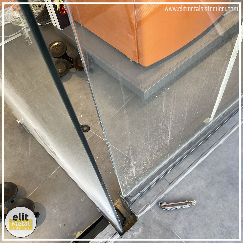 alüminyum çit sistemleri, alüminyum merdiven bariyeri, balkon alüminyum panel, paslanmaz alüminyum güvenlik, dayanıklı alüminyum korkuluk profili, cam panel balkon korkuluğu, temperli cam merdiven paneli, şeffaf cam güvenlik bariyeri, paslanmaz cam bağlantı elemanları, dekoratif cam panel çözümleri, ferforje balkon bariyeri, el işçiliği ferforje panel, özel tasarım ferforje güvenlik, ferforje dış alan koruma, dayanıklı ferforje çit, lazer kesim metal panel, desenli lazer kesim korkuluk, lazer teknoloji ile üretilmiş korkuluk, özel motifli lazer panel, dekoratif lazer metal bariyer, galvaniz mesh panel çit, sanayi tipi mesh güvenlik, tel örgü panel uygulaması, otopark güvenlik paneli, balkon tel panel çözümü, pleksi merdiven paneli, şeffaf pleksi bariyer, dayanıklı pleksi korkuluk, iç mekân pleksi uygulaması, alüminyum duvar tutamaç, merdiven alüminyum tutamak, dayanıklı duvar destek aparatı, motorlu otomatik tente sistemi, açılır kapanır pergole uygulaması, uzaktan kumandalı pergole, motorlu kepenk sistemi, güvenlikli otomatik kepenk, alüminyum çerçeveli kış bahçesi, camlı teras kış bahçesi, kompozit panel dış cephe, alüminyum kaplamalı kompozit panel