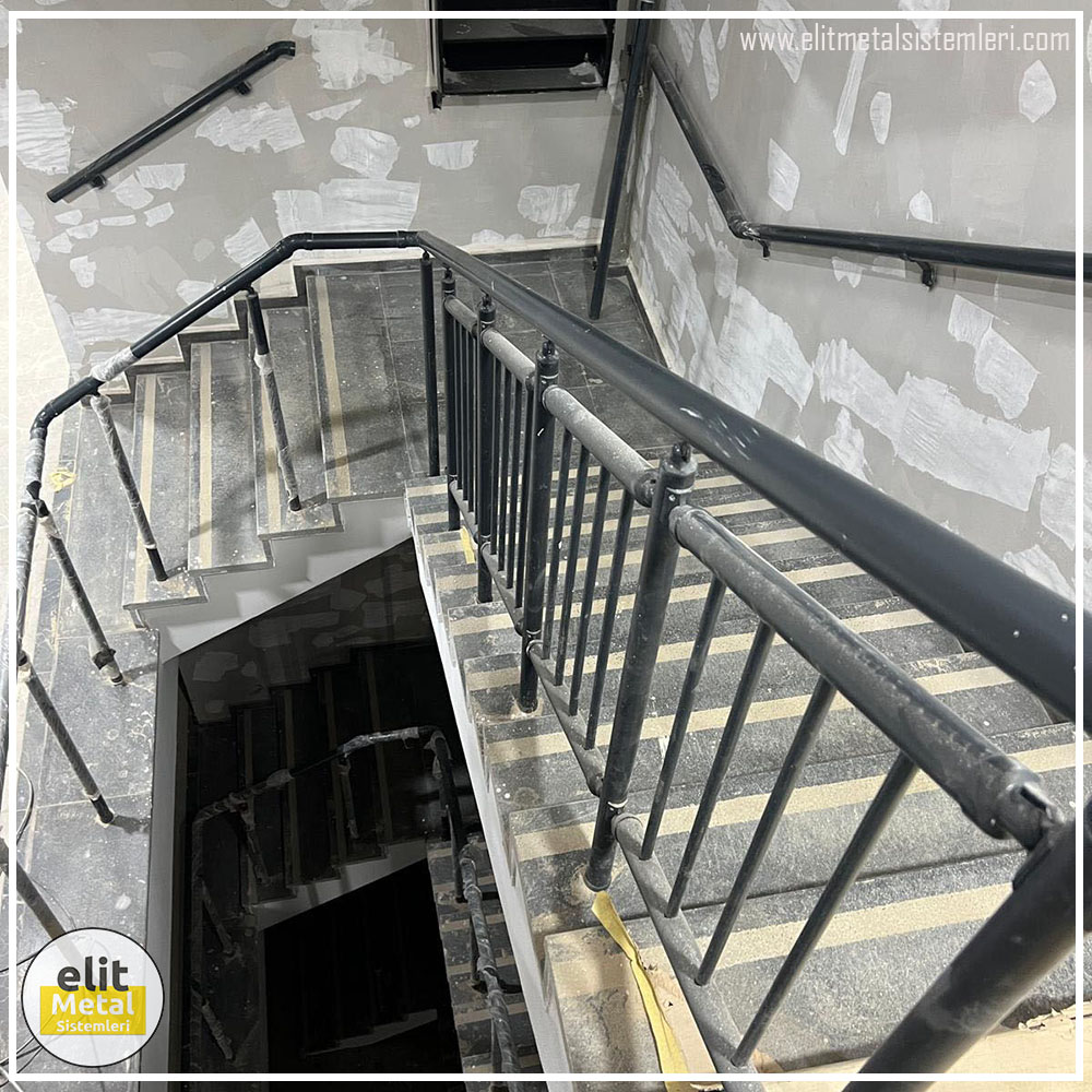 alüminyum çit sistemleri, alüminyum merdiven bariyeri, balkon alüminyum panel, paslanmaz alüminyum güvenlik, dayanıklı alüminyum korkuluk profili, cam panel balkon korkuluğu, temperli cam merdiven paneli, şeffaf cam güvenlik bariyeri, paslanmaz cam bağlantı elemanları, dekoratif cam panel çözümleri, ferforje balkon bariyeri, el işçiliği ferforje panel, özel tasarım ferforje güvenlik, ferforje dış alan koruma, dayanıklı ferforje çit, lazer kesim metal panel, desenli lazer kesim korkuluk, lazer teknoloji ile üretilmiş korkuluk, özel motifli lazer panel, dekoratif lazer metal bariyer, galvaniz mesh panel çit, sanayi tipi mesh güvenlik, tel örgü panel uygulaması, otopark güvenlik paneli, balkon tel panel çözümü, pleksi merdiven paneli, şeffaf pleksi bariyer, dayanıklı pleksi korkuluk, iç mekân pleksi uygulaması, alüminyum duvar tutamaç, merdiven alüminyum tutamak, dayanıklı duvar destek aparatı, motorlu otomatik tente sistemi, açılır kapanır pergole uygulaması, uzaktan kumandalı pergole, motorlu kepenk sistemi, güvenlikli otomatik kepenk, alüminyum çerçeveli kış bahçesi, camlı teras kış bahçesi, kompozit panel dış cephe, alüminyum kaplamalı kompozit panel