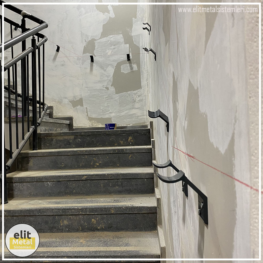 alüminyum çit sistemleri, alüminyum merdiven bariyeri, balkon alüminyum panel, paslanmaz alüminyum güvenlik, dayanıklı alüminyum korkuluk profili, cam panel balkon korkuluğu, temperli cam merdiven paneli, şeffaf cam güvenlik bariyeri, paslanmaz cam bağlantı elemanları, dekoratif cam panel çözümleri, ferforje balkon bariyeri, el işçiliği ferforje panel, özel tasarım ferforje güvenlik, ferforje dış alan koruma, dayanıklı ferforje çit, lazer kesim metal panel, desenli lazer kesim korkuluk, lazer teknoloji ile üretilmiş korkuluk, özel motifli lazer panel, dekoratif lazer metal bariyer, galvaniz mesh panel çit, sanayi tipi mesh güvenlik, tel örgü panel uygulaması, otopark güvenlik paneli, balkon tel panel çözümü, pleksi merdiven paneli, şeffaf pleksi bariyer, dayanıklı pleksi korkuluk, iç mekân pleksi uygulaması, alüminyum duvar tutamaç, merdiven alüminyum tutamak, dayanıklı duvar destek aparatı, motorlu otomatik tente sistemi, açılır kapanır pergole uygulaması, uzaktan kumandalı pergole, motorlu kepenk sistemi, güvenlikli otomatik kepenk, alüminyum çerçeveli kış bahçesi, camlı teras kış bahçesi, kompozit panel dış cephe, alüminyum kaplamalı kompozit panel