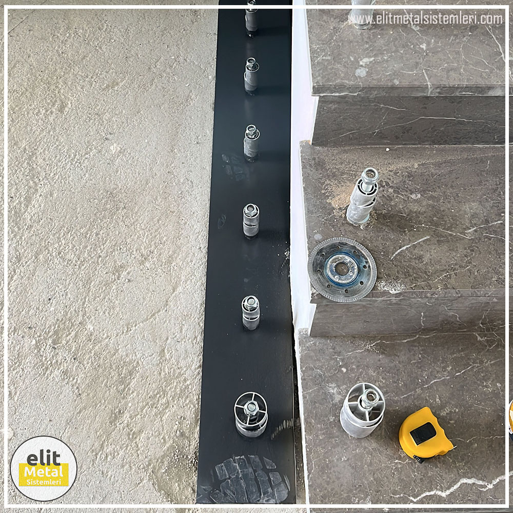 alüminyum çit sistemleri, alüminyum merdiven bariyeri, balkon alüminyum panel, paslanmaz alüminyum güvenlik, dayanıklı alüminyum korkuluk profili, cam panel balkon korkuluğu, temperli cam merdiven paneli, şeffaf cam güvenlik bariyeri, paslanmaz cam bağlantı elemanları, dekoratif cam panel çözümleri, ferforje balkon bariyeri, el işçiliği ferforje panel, özel tasarım ferforje güvenlik, ferforje dış alan koruma, dayanıklı ferforje çit, lazer kesim metal panel, desenli lazer kesim korkuluk, lazer teknoloji ile üretilmiş korkuluk, özel motifli lazer panel, dekoratif lazer metal bariyer, galvaniz mesh panel çit, sanayi tipi mesh güvenlik, tel örgü panel uygulaması, otopark güvenlik paneli, balkon tel panel çözümü, pleksi merdiven paneli, şeffaf pleksi bariyer, dayanıklı pleksi korkuluk, iç mekân pleksi uygulaması, alüminyum duvar tutamaç, merdiven alüminyum tutamak, dayanıklı duvar destek aparatı, motorlu otomatik tente sistemi, açılır kapanır pergole uygulaması, uzaktan kumandalı pergole, motorlu kepenk sistemi, güvenlikli otomatik kepenk, alüminyum çerçeveli kış bahçesi, camlı teras kış bahçesi, kompozit panel dış cephe, alüminyum kaplamalı kompozit panel