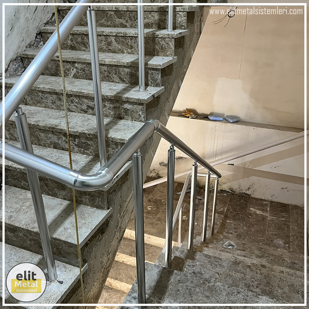 alüminyum çit sistemleri, alüminyum merdiven bariyeri, balkon alüminyum panel, paslanmaz alüminyum güvenlik, dayanıklı alüminyum korkuluk profili, cam panel balkon korkuluğu, temperli cam merdiven paneli, şeffaf cam güvenlik bariyeri, paslanmaz cam bağlantı elemanları, dekoratif cam panel çözümleri, ferforje balkon bariyeri, el işçiliği ferforje panel, özel tasarım ferforje güvenlik, ferforje dış alan koruma, dayanıklı ferforje çit, lazer kesim metal panel, desenli lazer kesim korkuluk, lazer teknoloji ile üretilmiş korkuluk, özel motifli lazer panel, dekoratif lazer metal bariyer, galvaniz mesh panel çit, sanayi tipi mesh güvenlik, tel örgü panel uygulaması, otopark güvenlik paneli, balkon tel panel çözümü, pleksi merdiven paneli, şeffaf pleksi bariyer, dayanıklı pleksi korkuluk, iç mekân pleksi uygulaması, alüminyum duvar tutamaç, merdiven alüminyum tutamak, dayanıklı duvar destek aparatı, motorlu otomatik tente sistemi, açılır kapanır pergole uygulaması, uzaktan kumandalı pergole, motorlu kepenk sistemi, güvenlikli otomatik kepenk, alüminyum çerçeveli kış bahçesi, camlı teras kış bahçesi, kompozit panel dış cephe, alüminyum kaplamalı kompozit panel