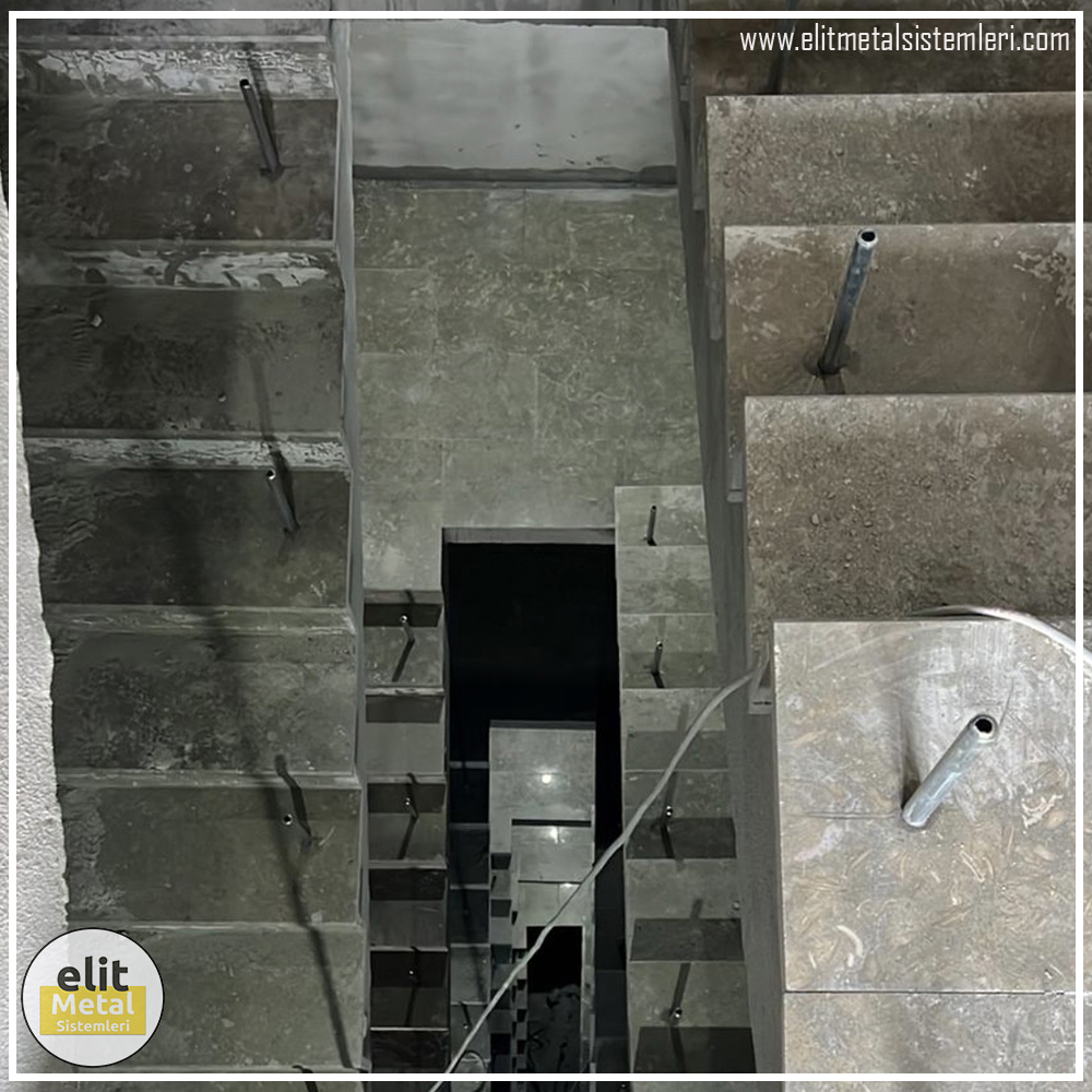 alüminyum çit sistemleri, alüminyum merdiven bariyeri, balkon alüminyum panel, paslanmaz alüminyum güvenlik, dayanıklı alüminyum korkuluk profili, cam panel balkon korkuluğu, temperli cam merdiven paneli, şeffaf cam güvenlik bariyeri, paslanmaz cam bağlantı elemanları, dekoratif cam panel çözümleri, ferforje balkon bariyeri, el işçiliği ferforje panel, özel tasarım ferforje güvenlik, ferforje dış alan koruma, dayanıklı ferforje çit, lazer kesim metal panel, desenli lazer kesim korkuluk, lazer teknoloji ile üretilmiş korkuluk, özel motifli lazer panel, dekoratif lazer metal bariyer, galvaniz mesh panel çit, sanayi tipi mesh güvenlik, tel örgü panel uygulaması, otopark güvenlik paneli, balkon tel panel çözümü, pleksi merdiven paneli, şeffaf pleksi bariyer, dayanıklı pleksi korkuluk, iç mekân pleksi uygulaması, alüminyum duvar tutamaç, merdiven alüminyum tutamak, dayanıklı duvar destek aparatı, motorlu otomatik tente sistemi, açılır kapanır pergole uygulaması, uzaktan kumandalı pergole, motorlu kepenk sistemi, güvenlikli otomatik kepenk, alüminyum çerçeveli kış bahçesi, camlı teras kış bahçesi, kompozit panel dış cephe, alüminyum kaplamalı kompozit panel