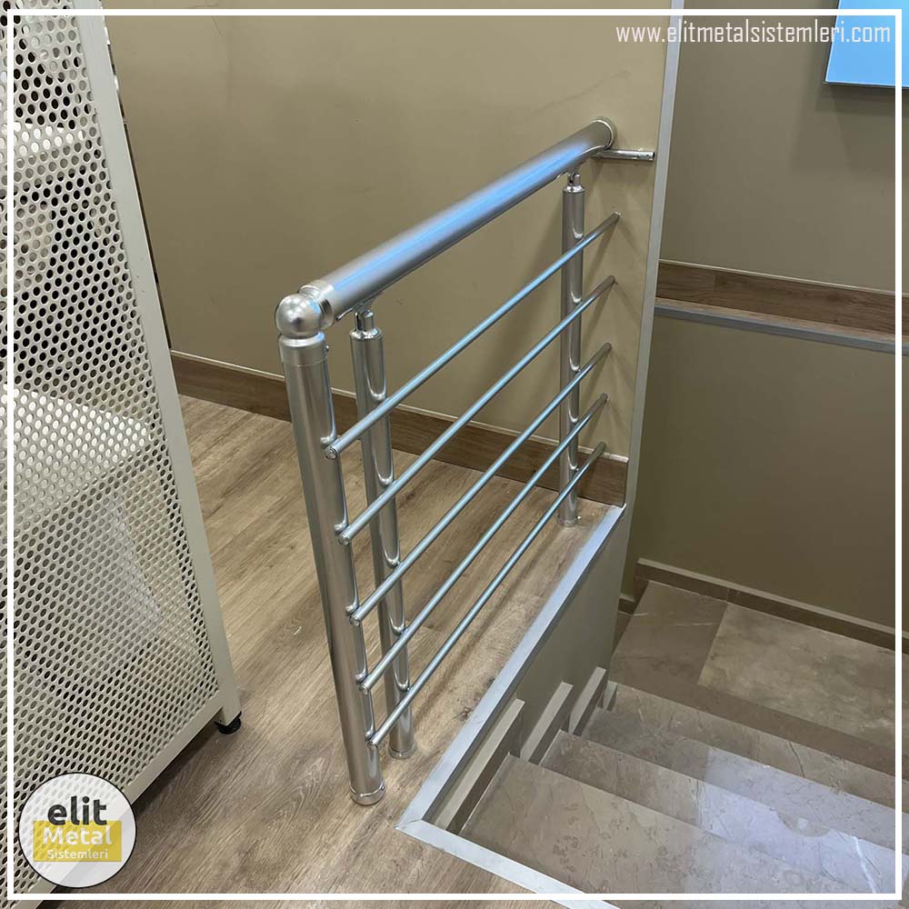 alüminyum çit sistemleri, alüminyum merdiven bariyeri, balkon alüminyum panel, paslanmaz alüminyum güvenlik, dayanıklı alüminyum korkuluk profili, cam panel balkon korkuluğu, temperli cam merdiven paneli, şeffaf cam güvenlik bariyeri, paslanmaz cam bağlantı elemanları, dekoratif cam panel çözümleri, ferforje balkon bariyeri, el işçiliği ferforje panel, özel tasarım ferforje güvenlik, ferforje dış alan koruma, dayanıklı ferforje çit, lazer kesim metal panel, desenli lazer kesim korkuluk, lazer teknoloji ile üretilmiş korkuluk, özel motifli lazer panel, dekoratif lazer metal bariyer, galvaniz mesh panel çit, sanayi tipi mesh güvenlik, tel örgü panel uygulaması, otopark güvenlik paneli, balkon tel panel çözümü, pleksi merdiven paneli, şeffaf pleksi bariyer, dayanıklı pleksi korkuluk, iç mekân pleksi uygulaması, alüminyum duvar tutamaç, merdiven alüminyum tutamak, dayanıklı duvar destek aparatı, motorlu otomatik tente sistemi, açılır kapanır pergole uygulaması, uzaktan kumandalı pergole, motorlu kepenk sistemi, güvenlikli otomatik kepenk, alüminyum çerçeveli kış bahçesi, camlı teras kış bahçesi, kompozit panel dış cephe, alüminyum kaplamalı kompozit panel