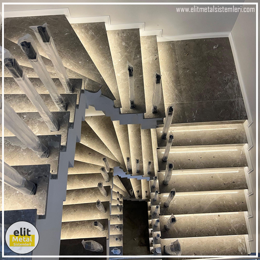 alüminyum çit sistemleri, alüminyum merdiven bariyeri, balkon alüminyum panel, paslanmaz alüminyum güvenlik, dayanıklı alüminyum korkuluk profili, cam panel balkon korkuluğu, temperli cam merdiven paneli, şeffaf cam güvenlik bariyeri, paslanmaz cam bağlantı elemanları, dekoratif cam panel çözümleri, ferforje balkon bariyeri, el işçiliği ferforje panel, özel tasarım ferforje güvenlik, ferforje dış alan koruma, dayanıklı ferforje çit, lazer kesim metal panel, desenli lazer kesim korkuluk, lazer teknoloji ile üretilmiş korkuluk, özel motifli lazer panel, dekoratif lazer metal bariyer, galvaniz mesh panel çit, sanayi tipi mesh güvenlik, tel örgü panel uygulaması, otopark güvenlik paneli, balkon tel panel çözümü, pleksi merdiven paneli, şeffaf pleksi bariyer, dayanıklı pleksi korkuluk, iç mekân pleksi uygulaması, alüminyum duvar tutamaç, merdiven alüminyum tutamak, dayanıklı duvar destek aparatı, motorlu otomatik tente sistemi, açılır kapanır pergole uygulaması, uzaktan kumandalı pergole, motorlu kepenk sistemi, güvenlikli otomatik kepenk, alüminyum çerçeveli kış bahçesi, camlı teras kış bahçesi, kompozit panel dış cephe, alüminyum kaplamalı kompozit panel