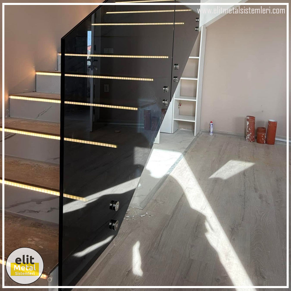 alüminyum çit sistemleri, alüminyum merdiven bariyeri, balkon alüminyum panel, paslanmaz alüminyum güvenlik, dayanıklı alüminyum korkuluk profili, cam panel balkon korkuluğu, temperli cam merdiven paneli, şeffaf cam güvenlik bariyeri, paslanmaz cam bağlantı elemanları, dekoratif cam panel çözümleri, ferforje balkon bariyeri, el işçiliği ferforje panel, özel tasarım ferforje güvenlik, ferforje dış alan koruma, dayanıklı ferforje çit, lazer kesim metal panel, desenli lazer kesim korkuluk, lazer teknoloji ile üretilmiş korkuluk, özel motifli lazer panel, dekoratif lazer metal bariyer, galvaniz mesh panel çit, sanayi tipi mesh güvenlik, tel örgü panel uygulaması, otopark güvenlik paneli, balkon tel panel çözümü, pleksi merdiven paneli, şeffaf pleksi bariyer, dayanıklı pleksi korkuluk, iç mekân pleksi uygulaması, alüminyum duvar tutamaç, merdiven alüminyum tutamak, dayanıklı duvar destek aparatı, motorlu otomatik tente sistemi, açılır kapanır pergole uygulaması, uzaktan kumandalı pergole, motorlu kepenk sistemi, güvenlikli otomatik kepenk, alüminyum çerçeveli kış bahçesi, camlı teras kış bahçesi, kompozit panel dış cephe, alüminyum kaplamalı kompozit panel