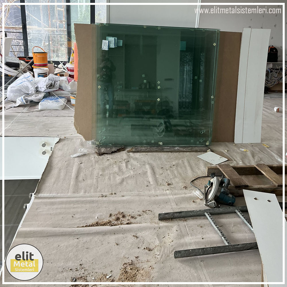 alüminyum çit sistemleri, alüminyum merdiven bariyeri, balkon alüminyum panel, paslanmaz alüminyum güvenlik, dayanıklı alüminyum korkuluk profili, cam panel balkon korkuluğu, temperli cam merdiven paneli, şeffaf cam güvenlik bariyeri, paslanmaz cam bağlantı elemanları, dekoratif cam panel çözümleri, ferforje balkon bariyeri, el işçiliği ferforje panel, özel tasarım ferforje güvenlik, ferforje dış alan koruma, dayanıklı ferforje çit, lazer kesim metal panel, desenli lazer kesim korkuluk, lazer teknoloji ile üretilmiş korkuluk, özel motifli lazer panel, dekoratif lazer metal bariyer, galvaniz mesh panel çit, sanayi tipi mesh güvenlik, tel örgü panel uygulaması, otopark güvenlik paneli, balkon tel panel çözümü, pleksi merdiven paneli, şeffaf pleksi bariyer, dayanıklı pleksi korkuluk, iç mekân pleksi uygulaması, alüminyum duvar tutamaç, merdiven alüminyum tutamak, dayanıklı duvar destek aparatı, motorlu otomatik tente sistemi, açılır kapanır pergole uygulaması, uzaktan kumandalı pergole, motorlu kepenk sistemi, güvenlikli otomatik kepenk, alüminyum çerçeveli kış bahçesi, camlı teras kış bahçesi, kompozit panel dış cephe, alüminyum kaplamalı kompozit panel