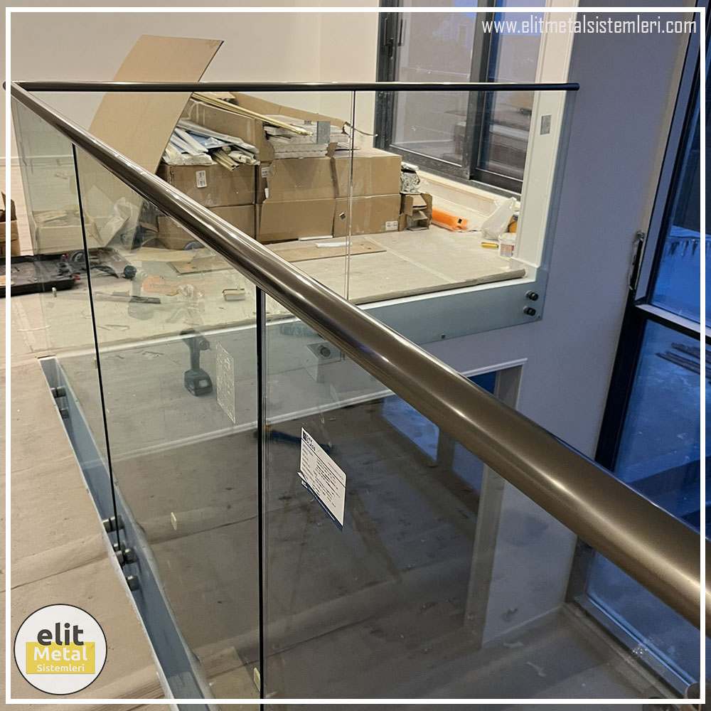 alüminyum çit sistemleri, alüminyum merdiven bariyeri, balkon alüminyum panel, paslanmaz alüminyum güvenlik, dayanıklı alüminyum korkuluk profili, cam panel balkon korkuluğu, temperli cam merdiven paneli, şeffaf cam güvenlik bariyeri, paslanmaz cam bağlantı elemanları, dekoratif cam panel çözümleri, ferforje balkon bariyeri, el işçiliği ferforje panel, özel tasarım ferforje güvenlik, ferforje dış alan koruma, dayanıklı ferforje çit, lazer kesim metal panel, desenli lazer kesim korkuluk, lazer teknoloji ile üretilmiş korkuluk, özel motifli lazer panel, dekoratif lazer metal bariyer, galvaniz mesh panel çit, sanayi tipi mesh güvenlik, tel örgü panel uygulaması, otopark güvenlik paneli, balkon tel panel çözümü, pleksi merdiven paneli, şeffaf pleksi bariyer, dayanıklı pleksi korkuluk, iç mekân pleksi uygulaması, alüminyum duvar tutamaç, merdiven alüminyum tutamak, dayanıklı duvar destek aparatı, motorlu otomatik tente sistemi, açılır kapanır pergole uygulaması, uzaktan kumandalı pergole, motorlu kepenk sistemi, güvenlikli otomatik kepenk, alüminyum çerçeveli kış bahçesi, camlı teras kış bahçesi, kompozit panel dış cephe, alüminyum kaplamalı kompozit panel