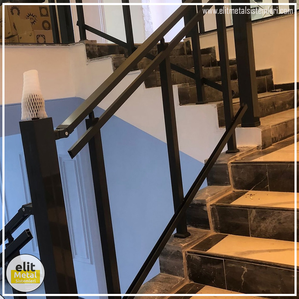 alüminyum çit sistemleri, alüminyum merdiven bariyeri, balkon alüminyum panel, paslanmaz alüminyum güvenlik, dayanıklı alüminyum korkuluk profili, cam panel balkon korkuluğu, temperli cam merdiven paneli, şeffaf cam güvenlik bariyeri, paslanmaz cam bağlantı elemanları, dekoratif cam panel çözümleri, ferforje balkon bariyeri, el işçiliği ferforje panel, özel tasarım ferforje güvenlik, ferforje dış alan koruma, dayanıklı ferforje çit, lazer kesim metal panel, desenli lazer kesim korkuluk, lazer teknoloji ile üretilmiş korkuluk, özel motifli lazer panel, dekoratif lazer metal bariyer, galvaniz mesh panel çit, sanayi tipi mesh güvenlik, tel örgü panel uygulaması, otopark güvenlik paneli, balkon tel panel çözümü, pleksi merdiven paneli, şeffaf pleksi bariyer, dayanıklı pleksi korkuluk, iç mekân pleksi uygulaması, alüminyum duvar tutamaç, merdiven alüminyum tutamak, dayanıklı duvar destek aparatı, motorlu otomatik tente sistemi, açılır kapanır pergole uygulaması, uzaktan kumandalı pergole, motorlu kepenk sistemi, güvenlikli otomatik kepenk, alüminyum çerçeveli kış bahçesi, camlı teras kış bahçesi, kompozit panel dış cephe, alüminyum kaplamalı kompozit panel