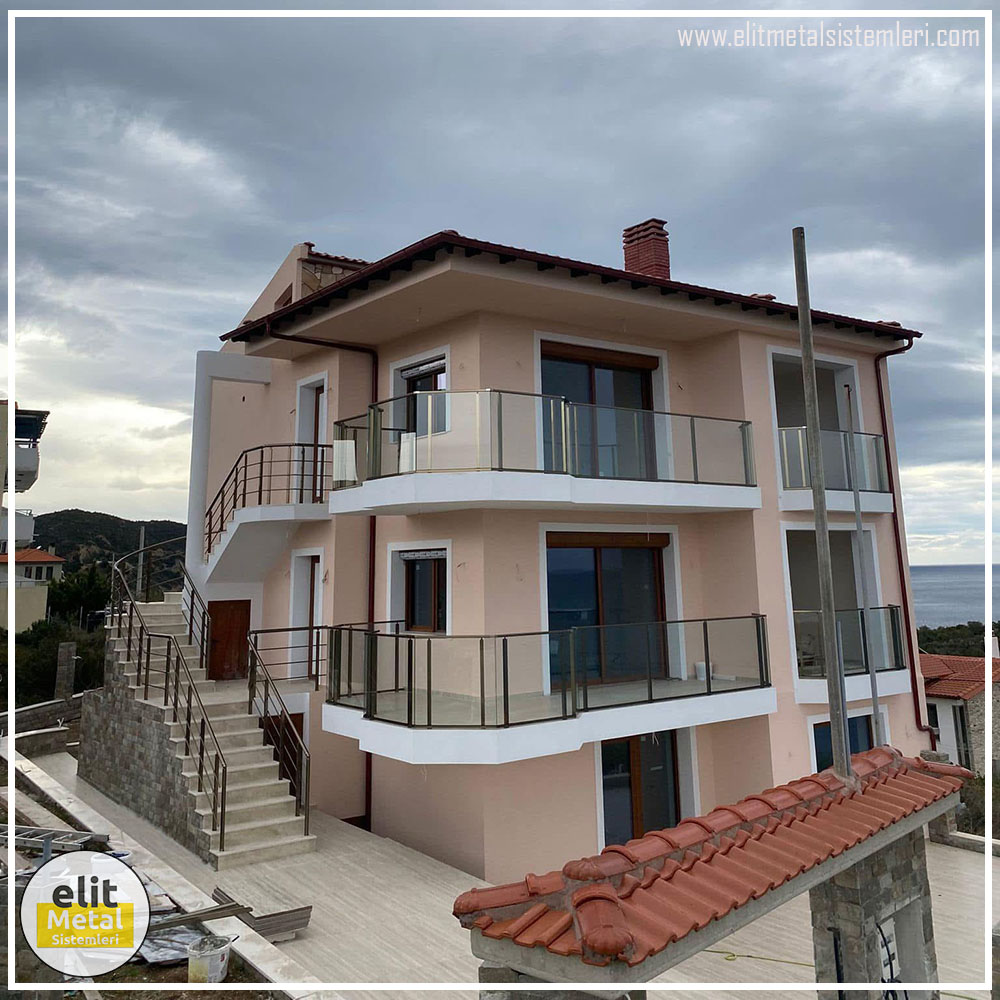 alüminyum çit sistemleri, alüminyum merdiven bariyeri, balkon alüminyum panel, paslanmaz alüminyum güvenlik, dayanıklı alüminyum korkuluk profili, cam panel balkon korkuluğu, temperli cam merdiven paneli, şeffaf cam güvenlik bariyeri, paslanmaz cam bağlantı elemanları, dekoratif cam panel çözümleri, ferforje balkon bariyeri, el işçiliği ferforje panel, özel tasarım ferforje güvenlik, ferforje dış alan koruma, dayanıklı ferforje çit, lazer kesim metal panel, desenli lazer kesim korkuluk, lazer teknoloji ile üretilmiş korkuluk, özel motifli lazer panel, dekoratif lazer metal bariyer, galvaniz mesh panel çit, sanayi tipi mesh güvenlik, tel örgü panel uygulaması, otopark güvenlik paneli, balkon tel panel çözümü, pleksi merdiven paneli, şeffaf pleksi bariyer, dayanıklı pleksi korkuluk, iç mekân pleksi uygulaması, alüminyum duvar tutamaç, merdiven alüminyum tutamak, dayanıklı duvar destek aparatı, motorlu otomatik tente sistemi, açılır kapanır pergole uygulaması, uzaktan kumandalı pergole, motorlu kepenk sistemi, güvenlikli otomatik kepenk, alüminyum çerçeveli kış bahçesi, camlı teras kış bahçesi, kompozit panel dış cephe, alüminyum kaplamalı kompozit panel