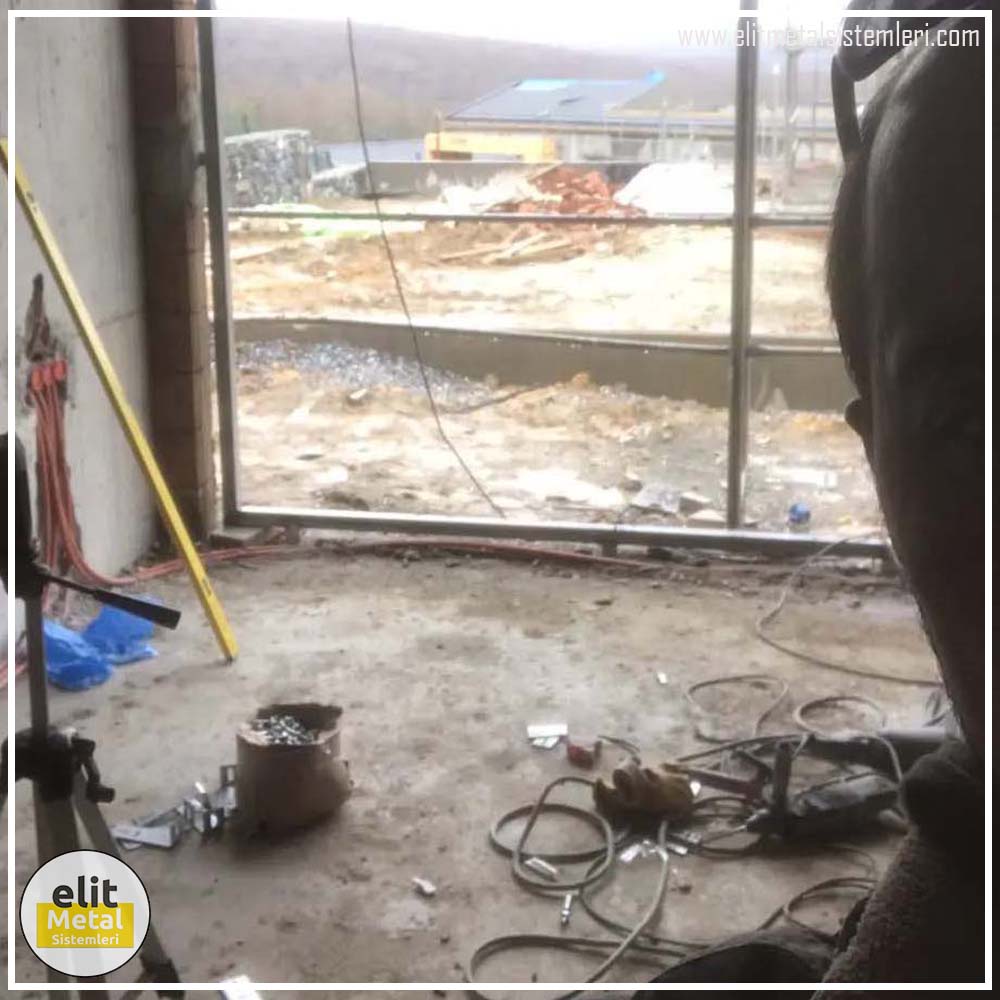 alüminyum çit sistemleri, alüminyum merdiven bariyeri, balkon alüminyum panel, paslanmaz alüminyum güvenlik, dayanıklı alüminyum korkuluk profili, cam panel balkon korkuluğu, temperli cam merdiven paneli, şeffaf cam güvenlik bariyeri, paslanmaz cam bağlantı elemanları, dekoratif cam panel çözümleri, ferforje balkon bariyeri, el işçiliği ferforje panel, özel tasarım ferforje güvenlik, ferforje dış alan koruma, dayanıklı ferforje çit, lazer kesim metal panel, desenli lazer kesim korkuluk, lazer teknoloji ile üretilmiş korkuluk, özel motifli lazer panel, dekoratif lazer metal bariyer, galvaniz mesh panel çit, sanayi tipi mesh güvenlik, tel örgü panel uygulaması, otopark güvenlik paneli, balkon tel panel çözümü, pleksi merdiven paneli, şeffaf pleksi bariyer, dayanıklı pleksi korkuluk, iç mekân pleksi uygulaması, alüminyum duvar tutamaç, merdiven alüminyum tutamak, dayanıklı duvar destek aparatı, motorlu otomatik tente sistemi, açılır kapanır pergole uygulaması, uzaktan kumandalı pergole, motorlu kepenk sistemi, güvenlikli otomatik kepenk, alüminyum çerçeveli kış bahçesi, camlı teras kış bahçesi, kompozit panel dış cephe, alüminyum kaplamalı kompozit panel