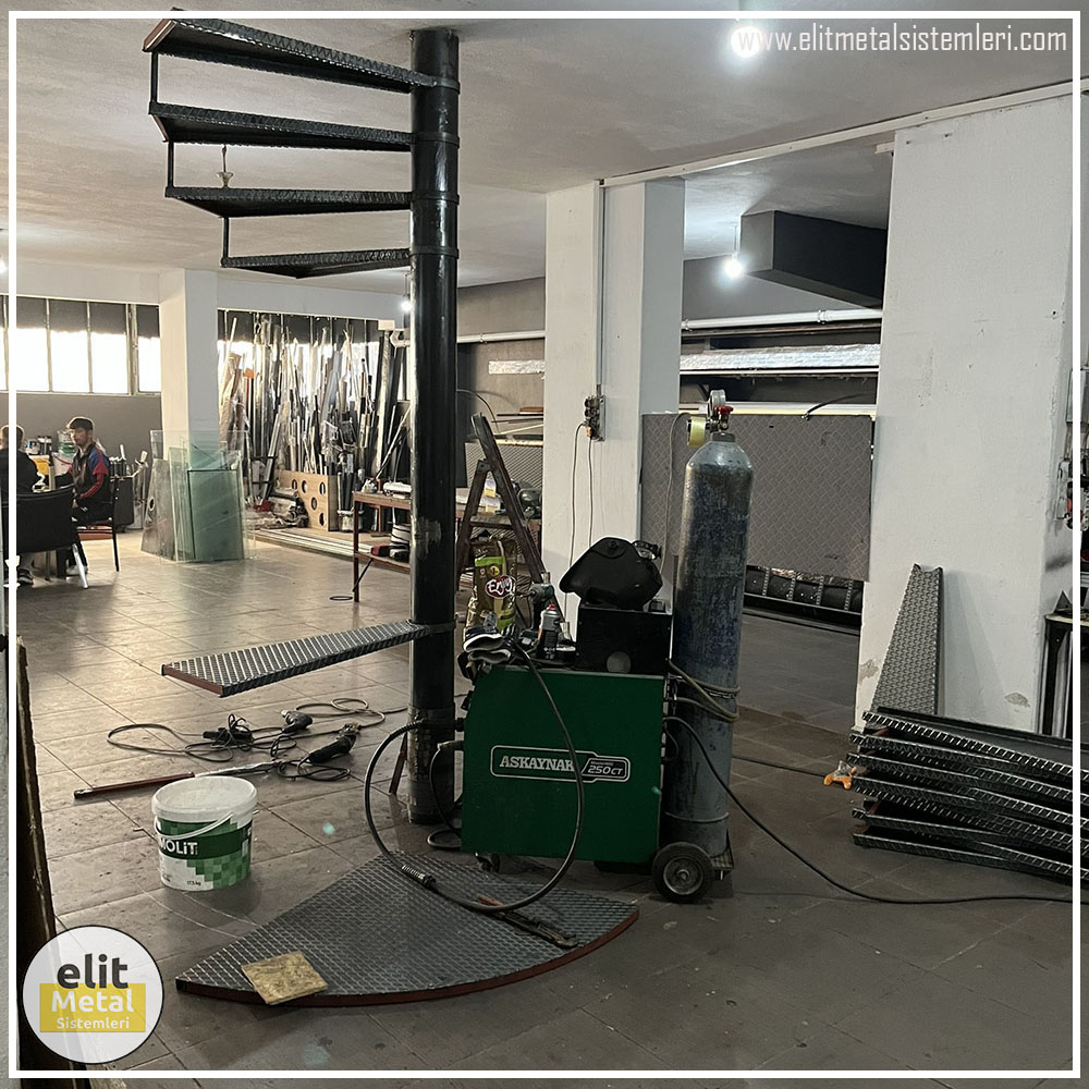 alüminyum çit sistemleri, alüminyum merdiven bariyeri, balkon alüminyum panel, paslanmaz alüminyum güvenlik, dayanıklı alüminyum korkuluk profili, cam panel balkon korkuluğu, temperli cam merdiven paneli, şeffaf cam güvenlik bariyeri, paslanmaz cam bağlantı elemanları, dekoratif cam panel çözümleri, ferforje balkon bariyeri, el işçiliği ferforje panel, özel tasarım ferforje güvenlik, ferforje dış alan koruma, dayanıklı ferforje çit, lazer kesim metal panel, desenli lazer kesim korkuluk, lazer teknoloji ile üretilmiş korkuluk, özel motifli lazer panel, dekoratif lazer metal bariyer, galvaniz mesh panel çit, sanayi tipi mesh güvenlik, tel örgü panel uygulaması, otopark güvenlik paneli, balkon tel panel çözümü, pleksi merdiven paneli, şeffaf pleksi bariyer, dayanıklı pleksi korkuluk, iç mekân pleksi uygulaması, alüminyum duvar tutamaç, merdiven alüminyum tutamak, dayanıklı duvar destek aparatı, motorlu otomatik tente sistemi, açılır kapanır pergole uygulaması, uzaktan kumandalı pergole, motorlu kepenk sistemi, güvenlikli otomatik kepenk, alüminyum çerçeveli kış bahçesi, camlı teras kış bahçesi, kompozit panel dış cephe, alüminyum kaplamalı kompozit panel