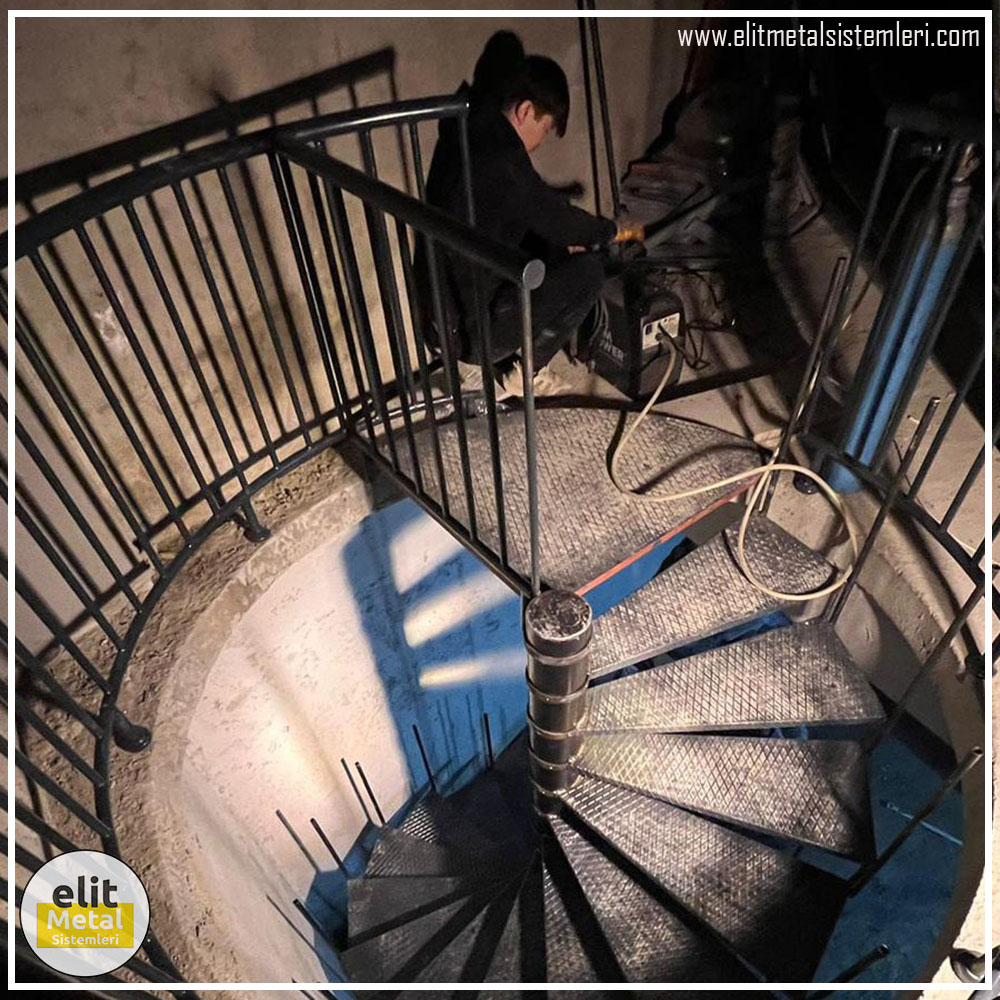 alüminyum çit sistemleri, alüminyum merdiven bariyeri, balkon alüminyum panel, paslanmaz alüminyum güvenlik, dayanıklı alüminyum korkuluk profili, cam panel balkon korkuluğu, temperli cam merdiven paneli, şeffaf cam güvenlik bariyeri, paslanmaz cam bağlantı elemanları, dekoratif cam panel çözümleri, ferforje balkon bariyeri, el işçiliği ferforje panel, özel tasarım ferforje güvenlik, ferforje dış alan koruma, dayanıklı ferforje çit, lazer kesim metal panel, desenli lazer kesim korkuluk, lazer teknoloji ile üretilmiş korkuluk, özel motifli lazer panel, dekoratif lazer metal bariyer, galvaniz mesh panel çit, sanayi tipi mesh güvenlik, tel örgü panel uygulaması, otopark güvenlik paneli, balkon tel panel çözümü, pleksi merdiven paneli, şeffaf pleksi bariyer, dayanıklı pleksi korkuluk, iç mekân pleksi uygulaması, alüminyum duvar tutamaç, merdiven alüminyum tutamak, dayanıklı duvar destek aparatı, motorlu otomatik tente sistemi, açılır kapanır pergole uygulaması, uzaktan kumandalı pergole, motorlu kepenk sistemi, güvenlikli otomatik kepenk, alüminyum çerçeveli kış bahçesi, camlı teras kış bahçesi, kompozit panel dış cephe, alüminyum kaplamalı kompozit panel