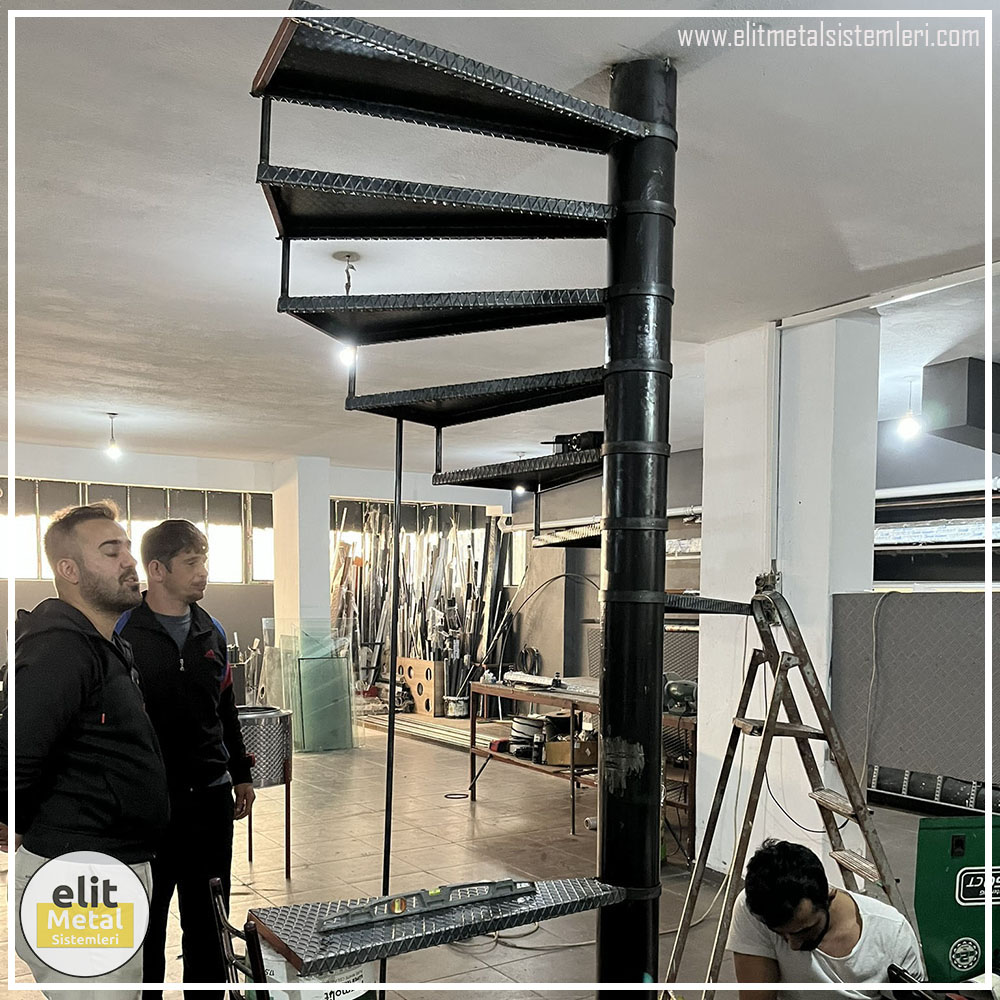 alüminyum çit sistemleri, alüminyum merdiven bariyeri, balkon alüminyum panel, paslanmaz alüminyum güvenlik, dayanıklı alüminyum korkuluk profili, cam panel balkon korkuluğu, temperli cam merdiven paneli, şeffaf cam güvenlik bariyeri, paslanmaz cam bağlantı elemanları, dekoratif cam panel çözümleri, ferforje balkon bariyeri, el işçiliği ferforje panel, özel tasarım ferforje güvenlik, ferforje dış alan koruma, dayanıklı ferforje çit, lazer kesim metal panel, desenli lazer kesim korkuluk, lazer teknoloji ile üretilmiş korkuluk, özel motifli lazer panel, dekoratif lazer metal bariyer, galvaniz mesh panel çit, sanayi tipi mesh güvenlik, tel örgü panel uygulaması, otopark güvenlik paneli, balkon tel panel çözümü, pleksi merdiven paneli, şeffaf pleksi bariyer, dayanıklı pleksi korkuluk, iç mekân pleksi uygulaması, alüminyum duvar tutamaç, merdiven alüminyum tutamak, dayanıklı duvar destek aparatı, motorlu otomatik tente sistemi, açılır kapanır pergole uygulaması, uzaktan kumandalı pergole, motorlu kepenk sistemi, güvenlikli otomatik kepenk, alüminyum çerçeveli kış bahçesi, camlı teras kış bahçesi, kompozit panel dış cephe, alüminyum kaplamalı kompozit panel