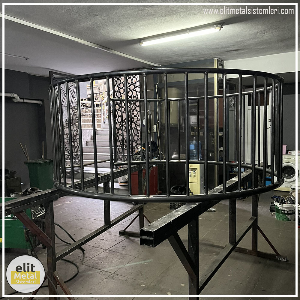 alüminyum çit sistemleri, alüminyum merdiven bariyeri, balkon alüminyum panel, paslanmaz alüminyum güvenlik, dayanıklı alüminyum korkuluk profili, cam panel balkon korkuluğu, temperli cam merdiven paneli, şeffaf cam güvenlik bariyeri, paslanmaz cam bağlantı elemanları, dekoratif cam panel çözümleri, ferforje balkon bariyeri, el işçiliği ferforje panel, özel tasarım ferforje güvenlik, ferforje dış alan koruma, dayanıklı ferforje çit, lazer kesim metal panel, desenli lazer kesim korkuluk, lazer teknoloji ile üretilmiş korkuluk, özel motifli lazer panel, dekoratif lazer metal bariyer, galvaniz mesh panel çit, sanayi tipi mesh güvenlik, tel örgü panel uygulaması, otopark güvenlik paneli, balkon tel panel çözümü, pleksi merdiven paneli, şeffaf pleksi bariyer, dayanıklı pleksi korkuluk, iç mekân pleksi uygulaması, alüminyum duvar tutamaç, merdiven alüminyum tutamak, dayanıklı duvar destek aparatı, motorlu otomatik tente sistemi, açılır kapanır pergole uygulaması, uzaktan kumandalı pergole, motorlu kepenk sistemi, güvenlikli otomatik kepenk, alüminyum çerçeveli kış bahçesi, camlı teras kış bahçesi, kompozit panel dış cephe, alüminyum kaplamalı kompozit panel